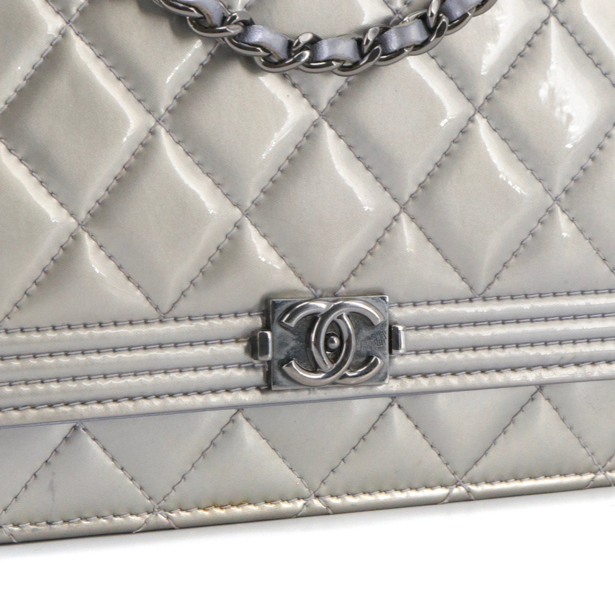 CHANEL - Sac à bandoulière Wallet On Chain Boy Chanel en cuir verni argenté