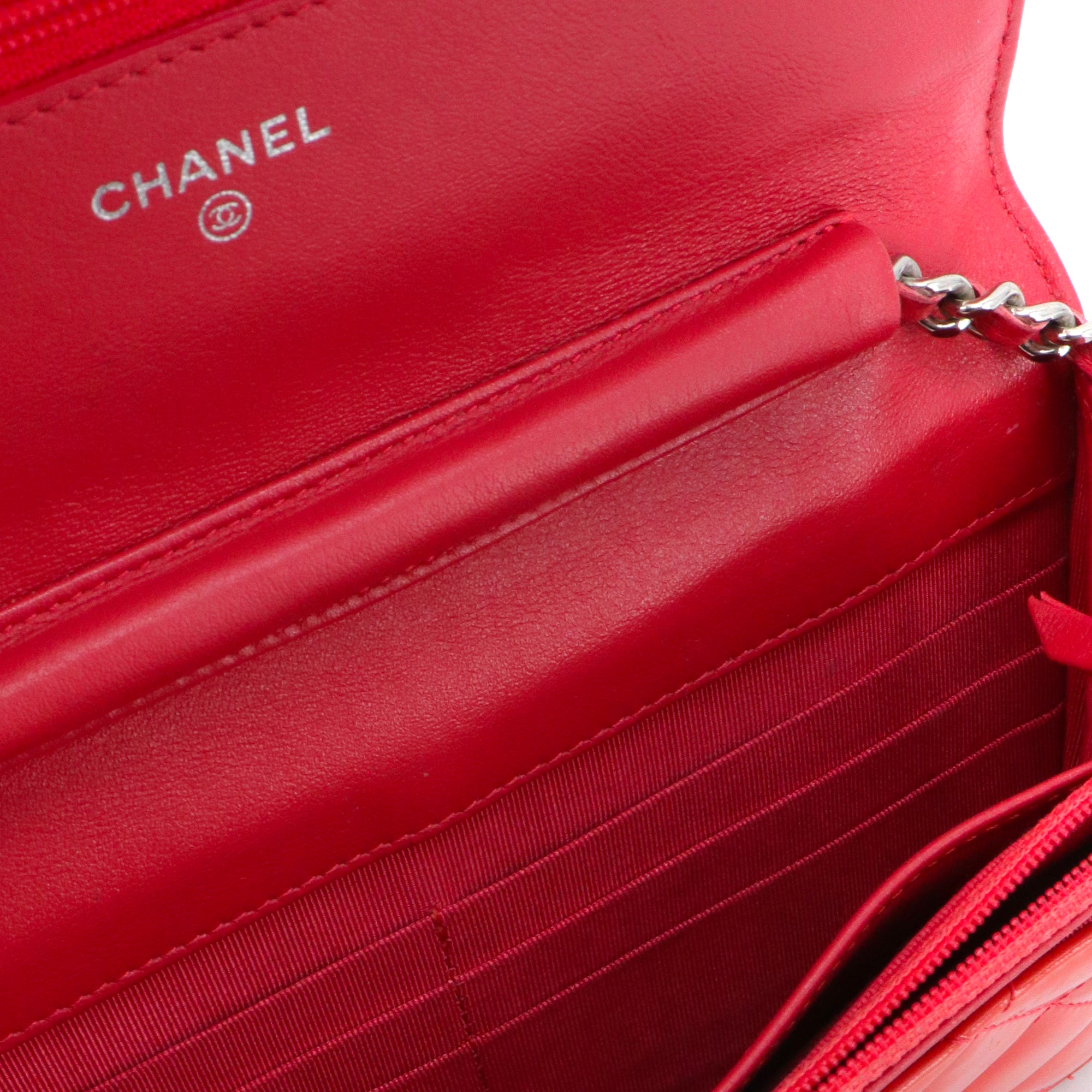 CHANEL - Sac à bandoulière Wallet On Chain Chanel en cuir verni rose
