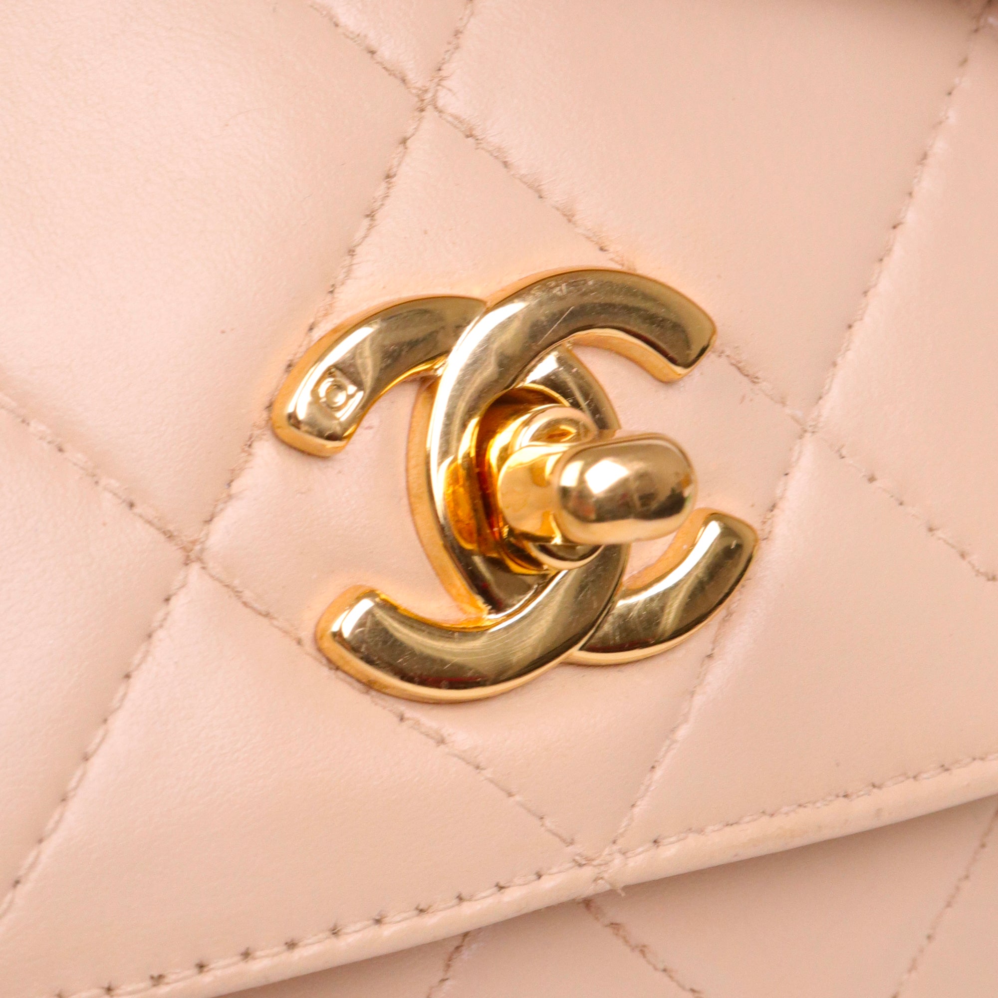 CHANEL - Sac à bandoulière Caméra Chanel en cuir lisse beige vintage