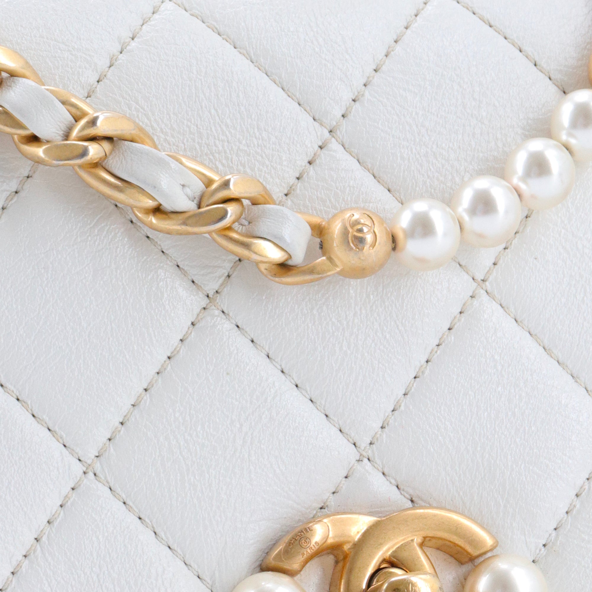 CHANEL - Sac à bandoulière Pearl Side Flap Chanel en cuir glacé blanc édition limitée