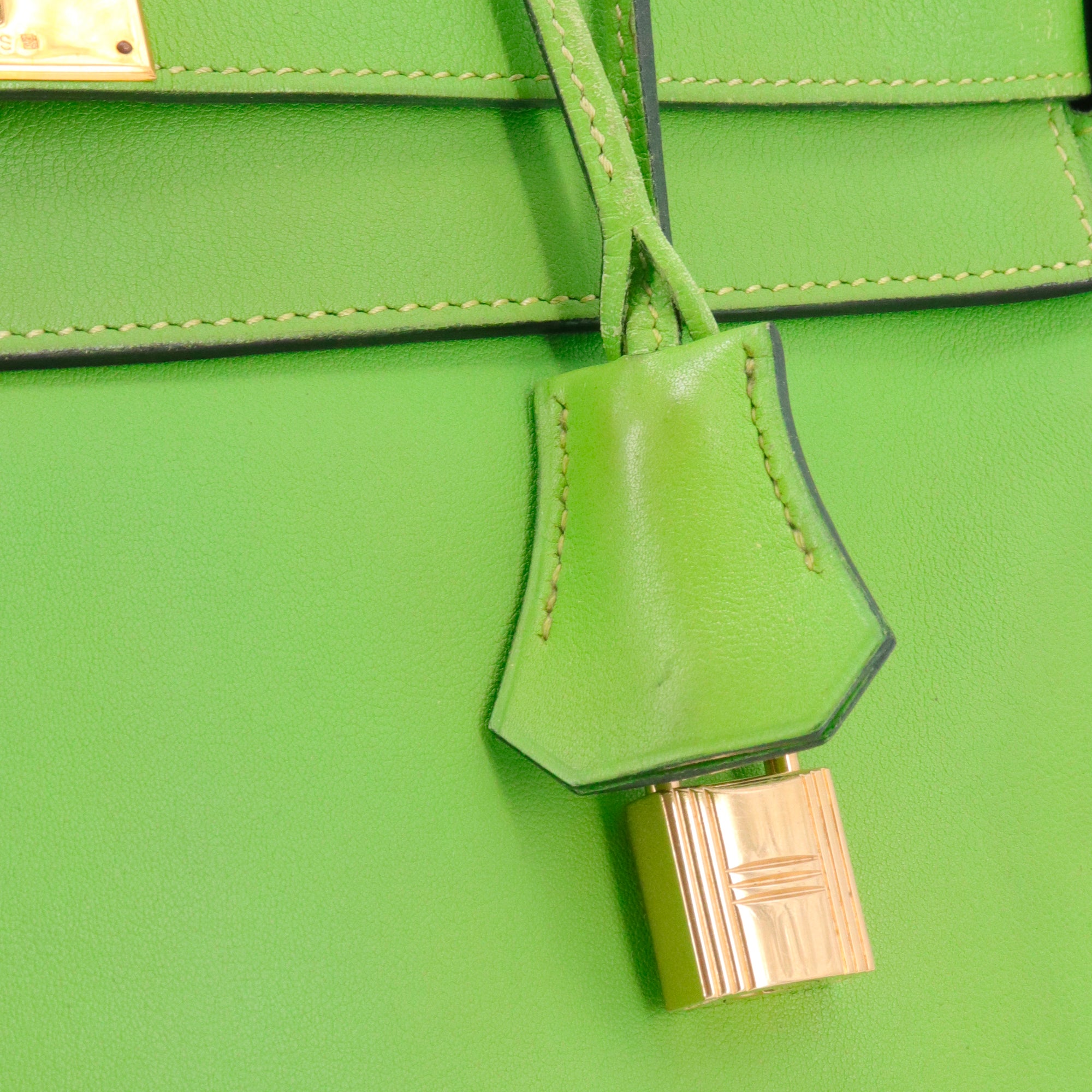 HERMÈS - Sac à main Kelly 35 Hermès en cuir swift vert grany