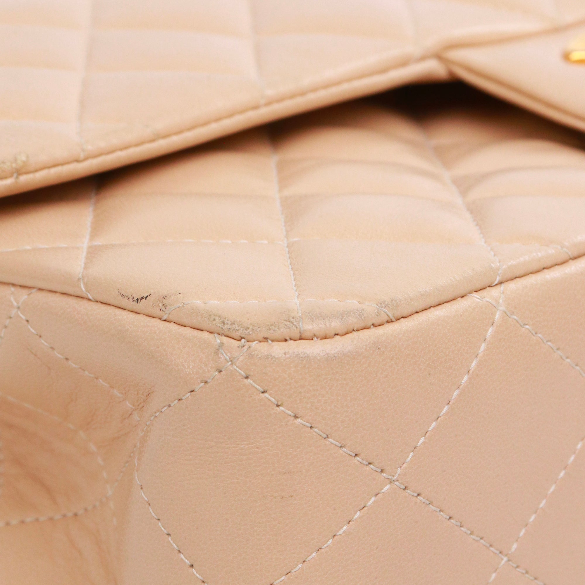 CHANEL - Sac à main Timeless 25 double flap Chanel en cuir matelassé beige vintage