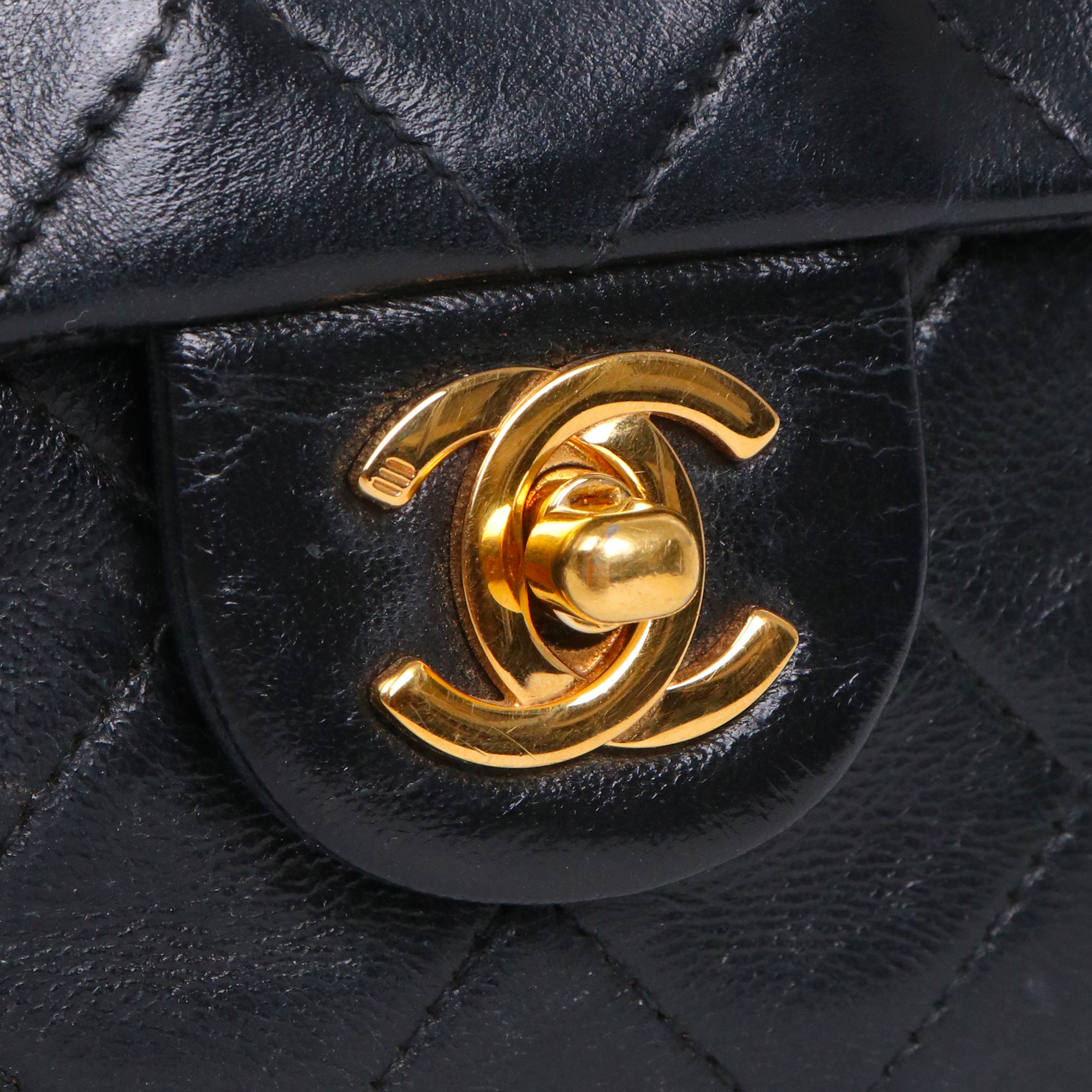 CHANEL - Sac à bandoulière Classique/Timeless Mini Square Chanel en cuir noir vintage