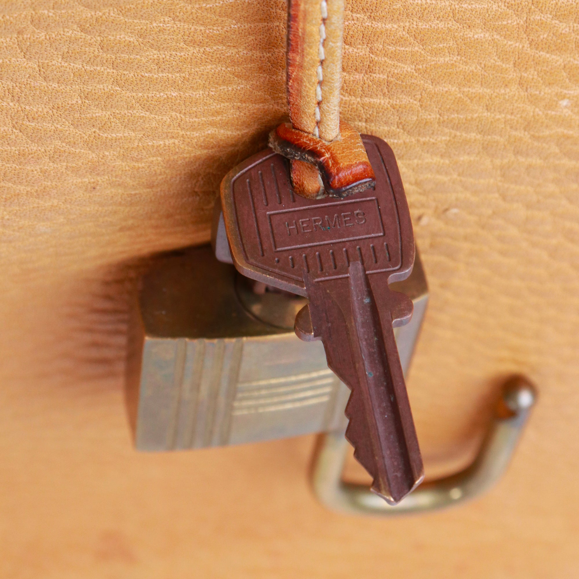 HERMÈS - Sac de voyage Haut à Courroies 60 Hermès en cuir marron vintage