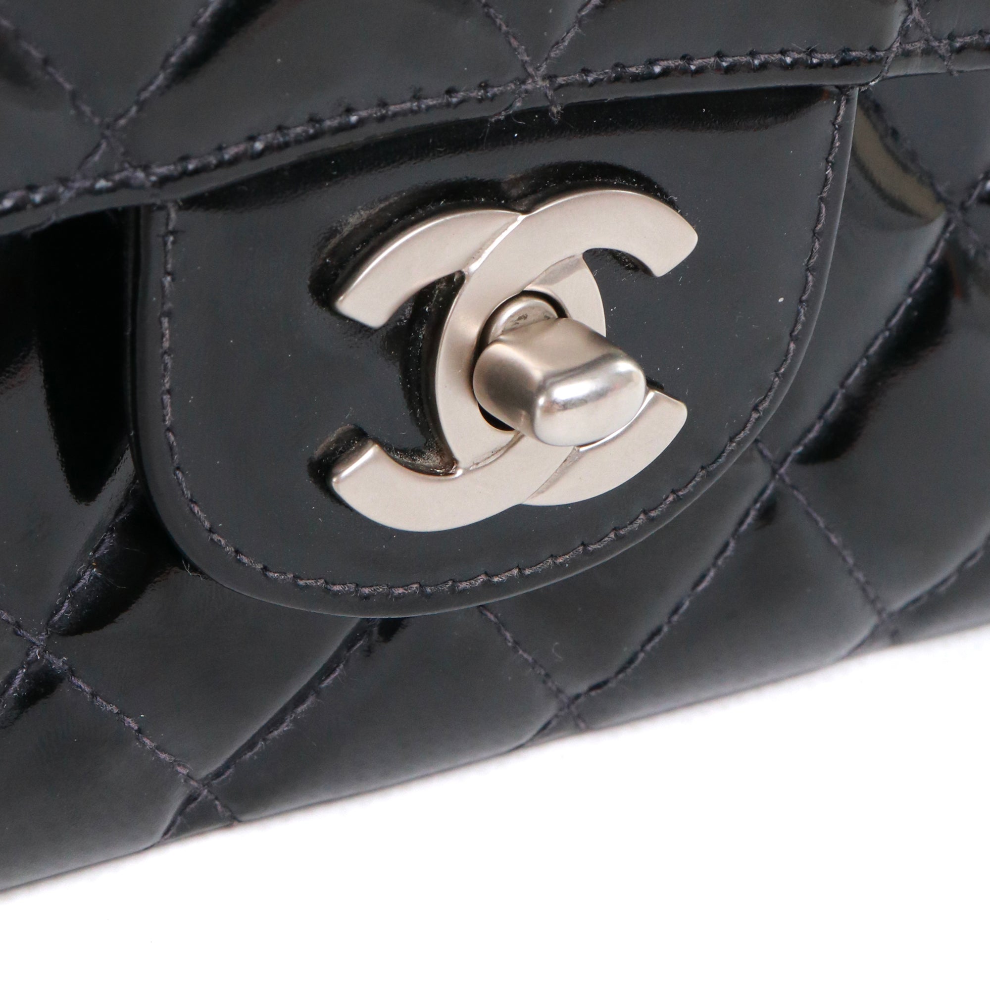 CHANEL - Sac à main Timeless 25 double flap Chanel en cuir matelassé noir verni