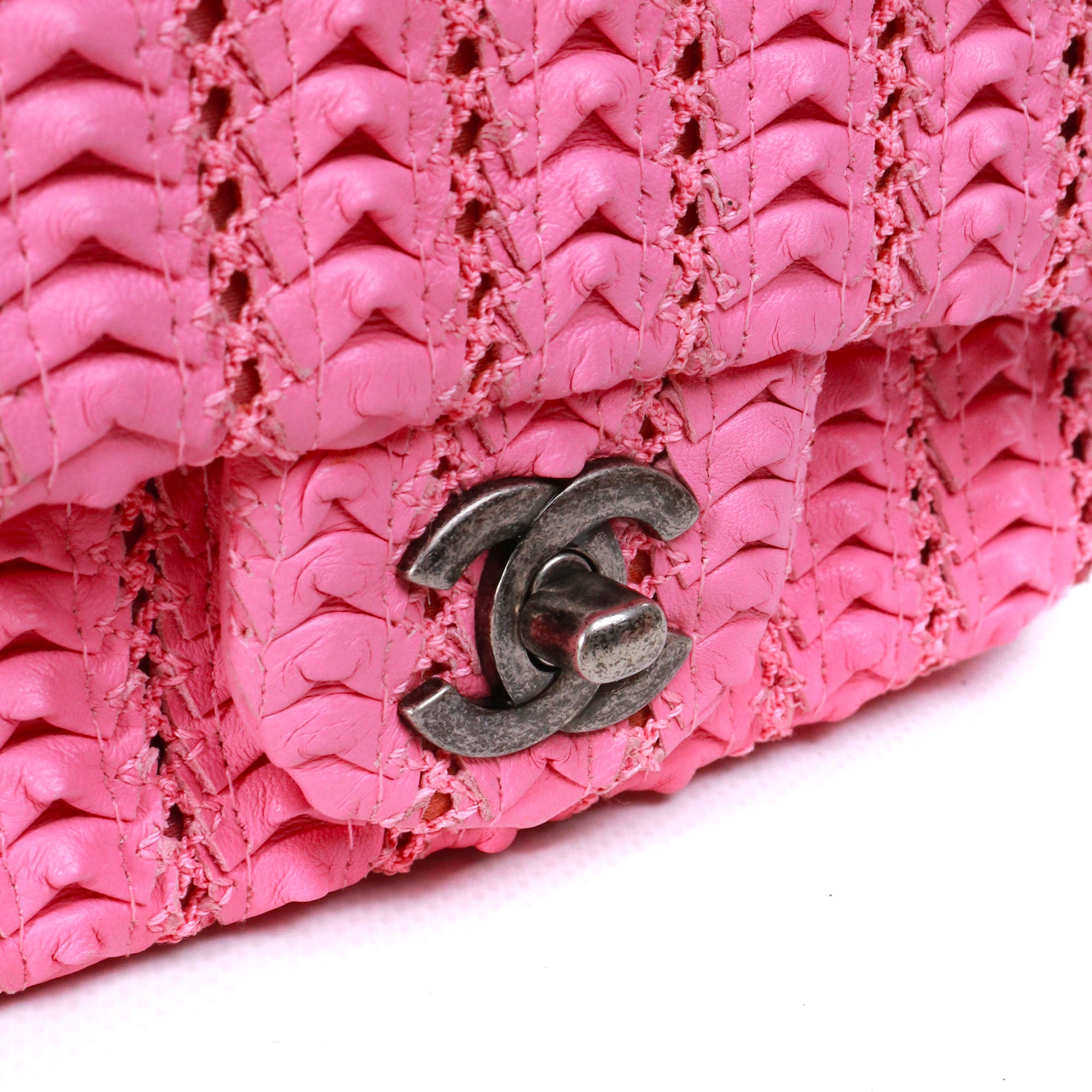 CHANEL - Sac à bandoulière Timeless Mini Square Chanel en crochet cuir rose