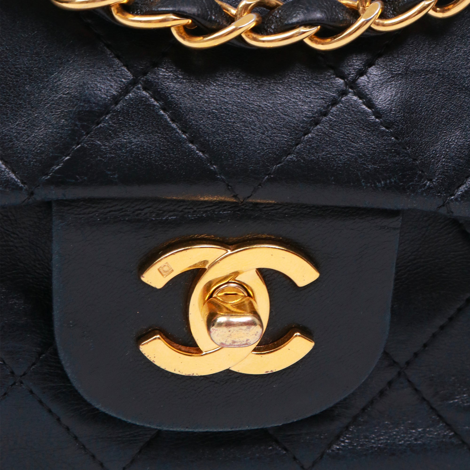 CHANEL - Sac à main Classique/Timeless 11.12 Chanel double flap en cuir matelassé noir vintage