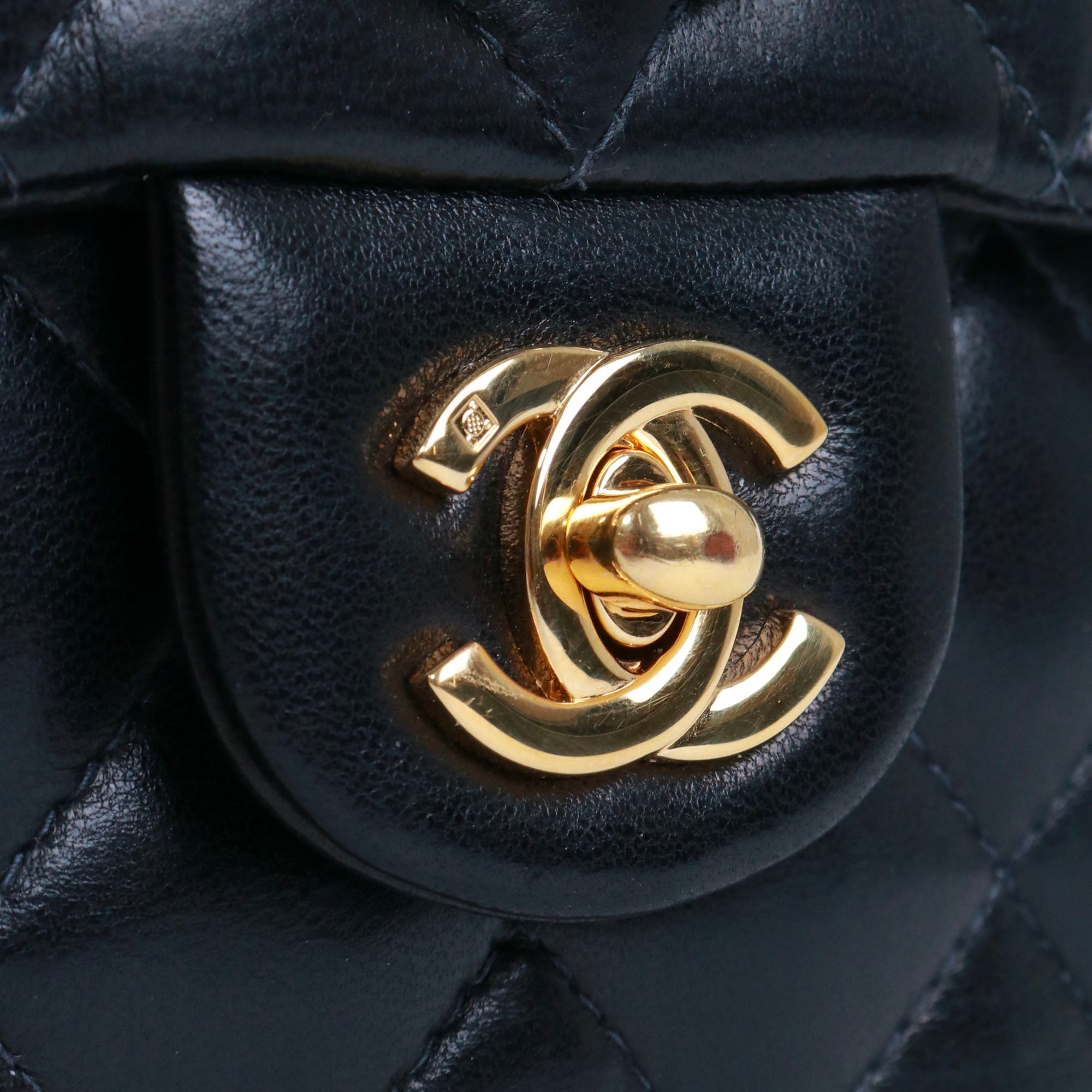 CHANEL - Sac à bandoulière Timeless Mini Square Chanel en cuir noir vintage
