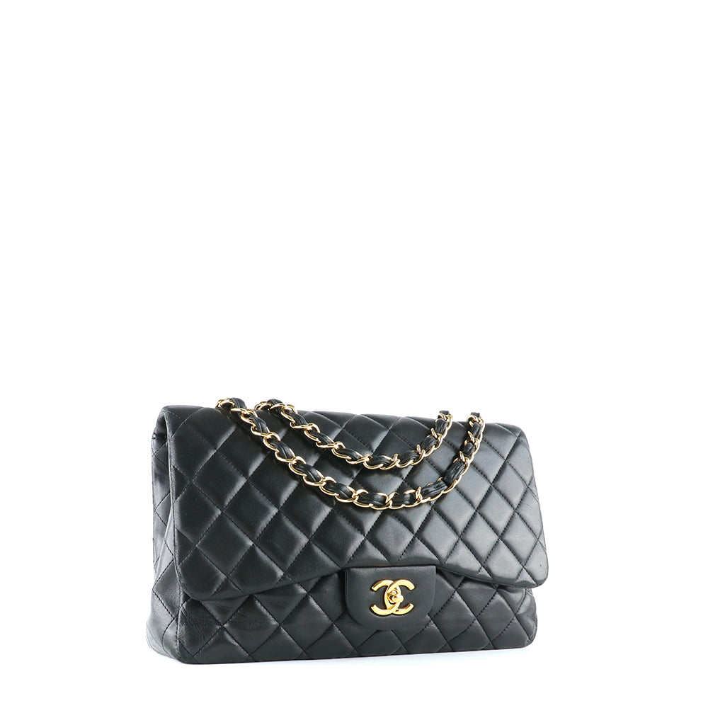 CHANEL - Sac à bandoulière Classique / Timeless Jumbo simple flap en cuir lisse noir