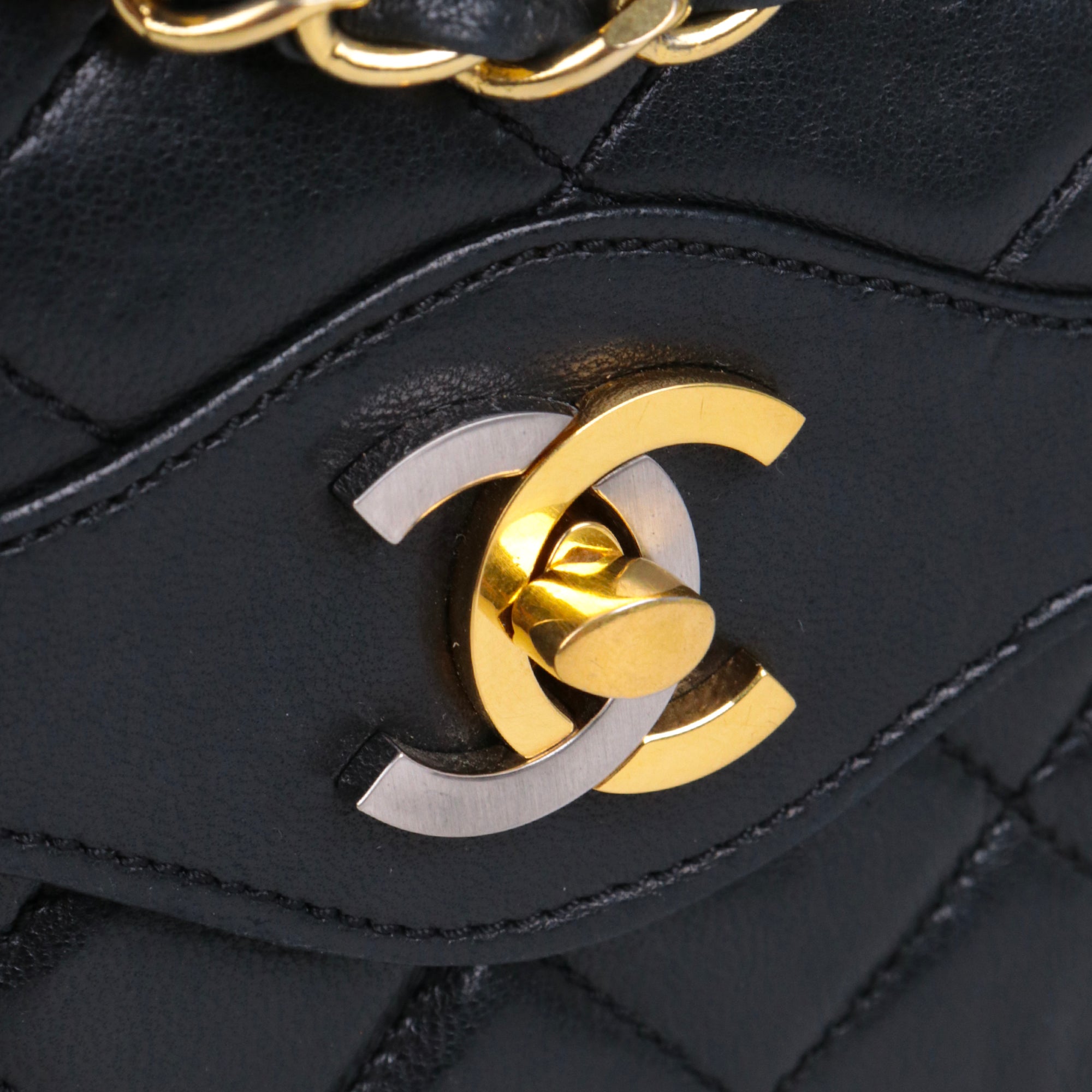 CHANEL - Sac à bandoulière Diana Chanel en cuir lisse noir vintage