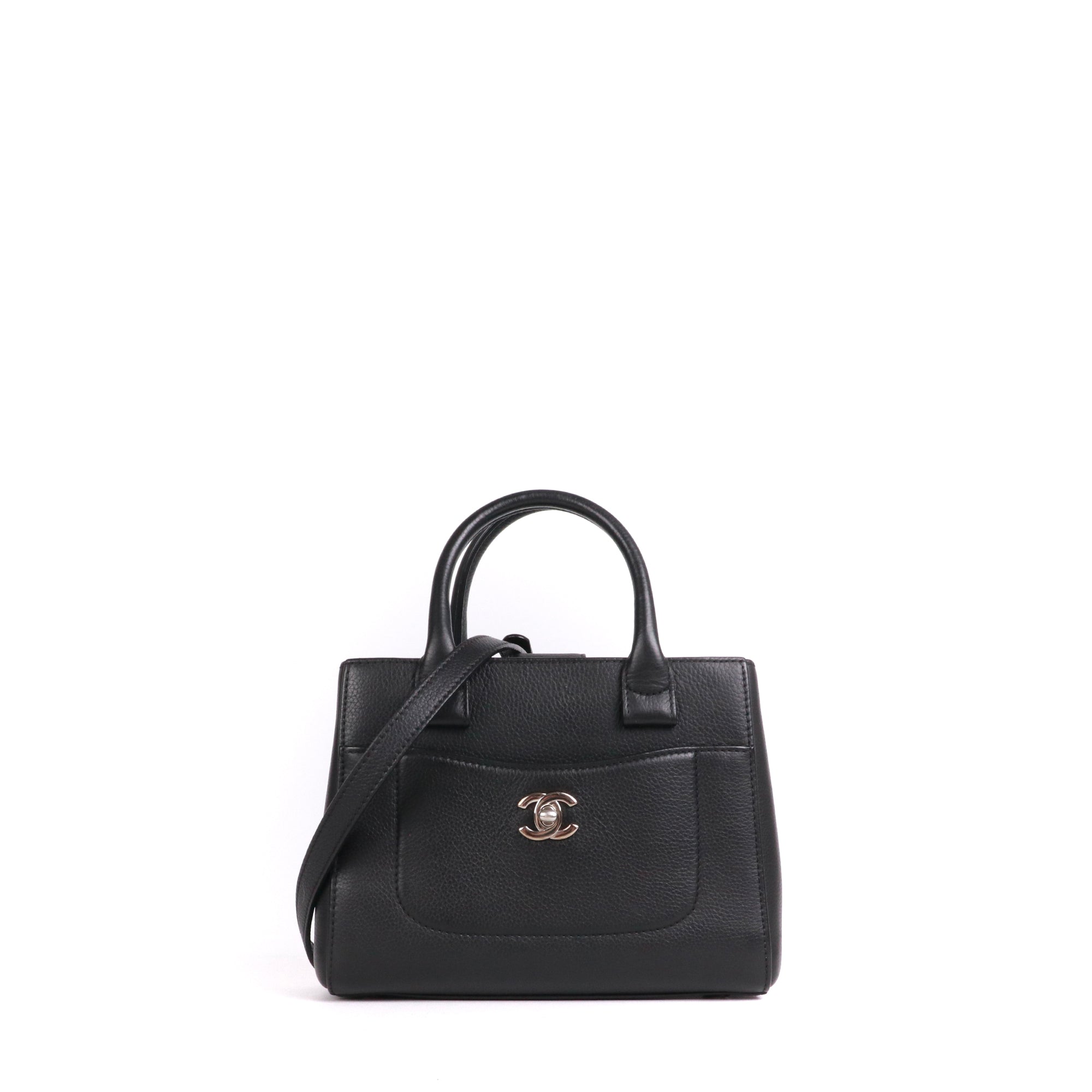 CHANEL - Sac à bandoulière Néo Executive Chanel en cuir grainé noir