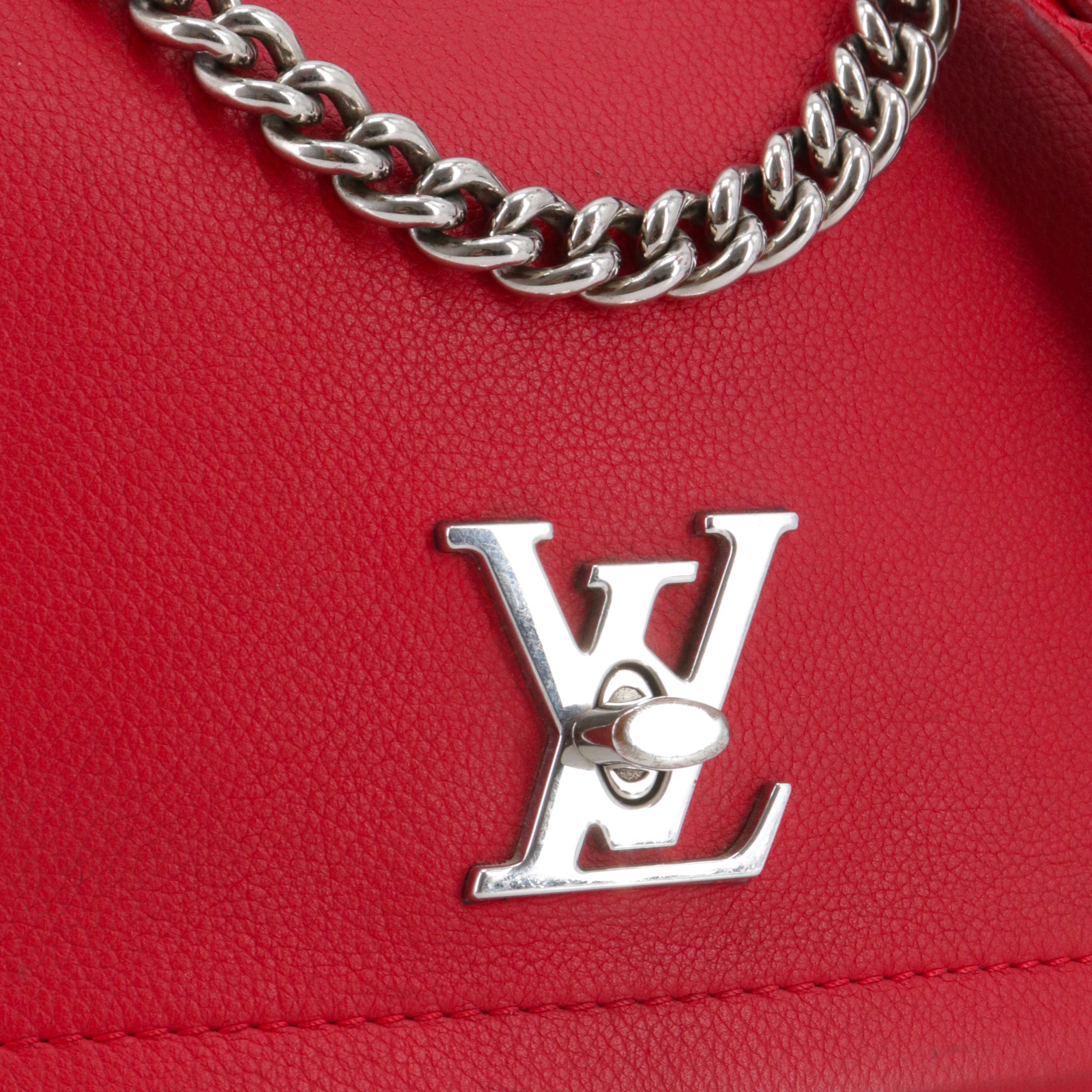 LOUIS VUITTON - Sac à main Lockme BB Louis Vuitton en cuir grainé rouge