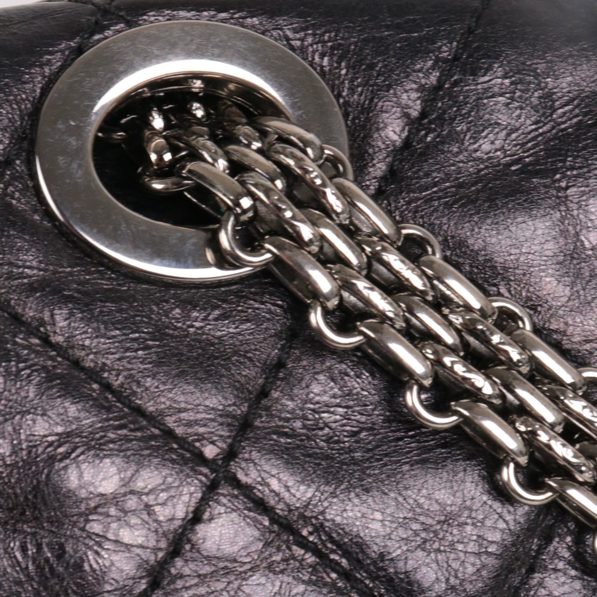 CHANEL - Sac à bandoulière 2.55 Chanel Maxi en cuir froissé noir