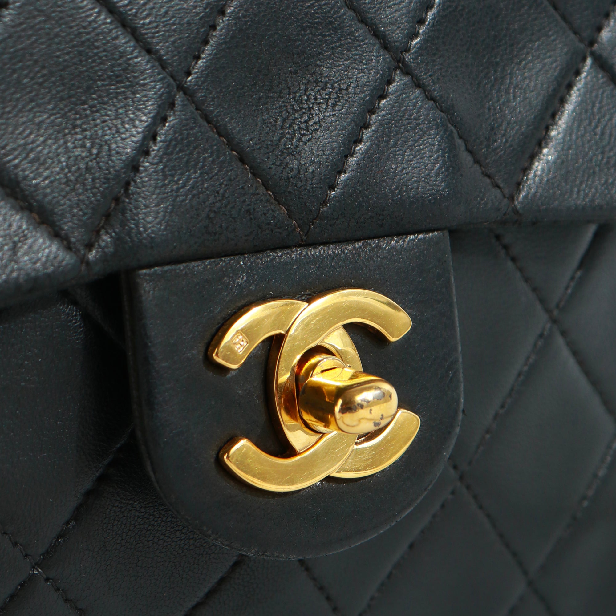 CHANEL - Sac à main Timeless Mini Square en cuir noir vintage