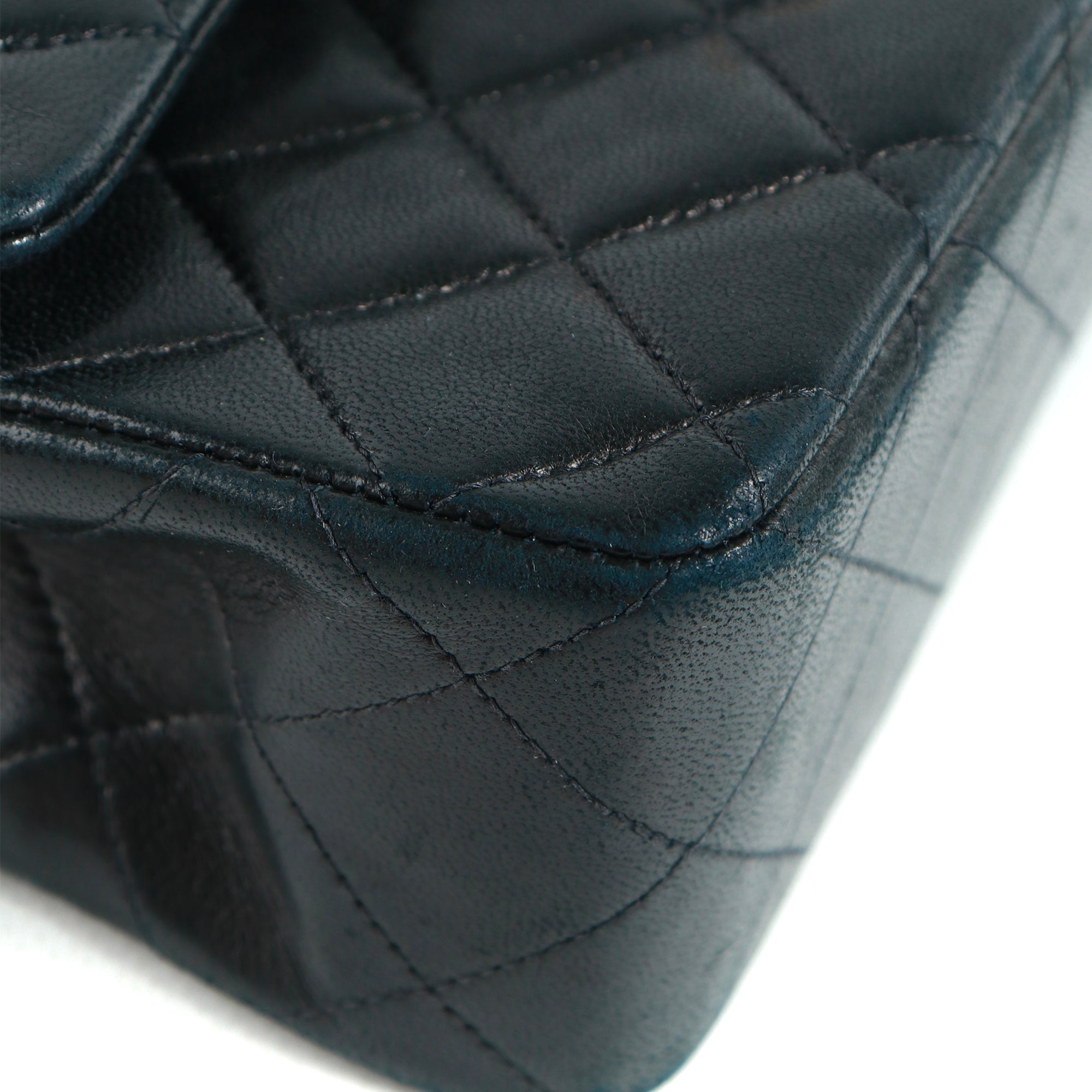 CHANEL - Sac à main Timeless 23 double flap en cuir matelassé noir vintage