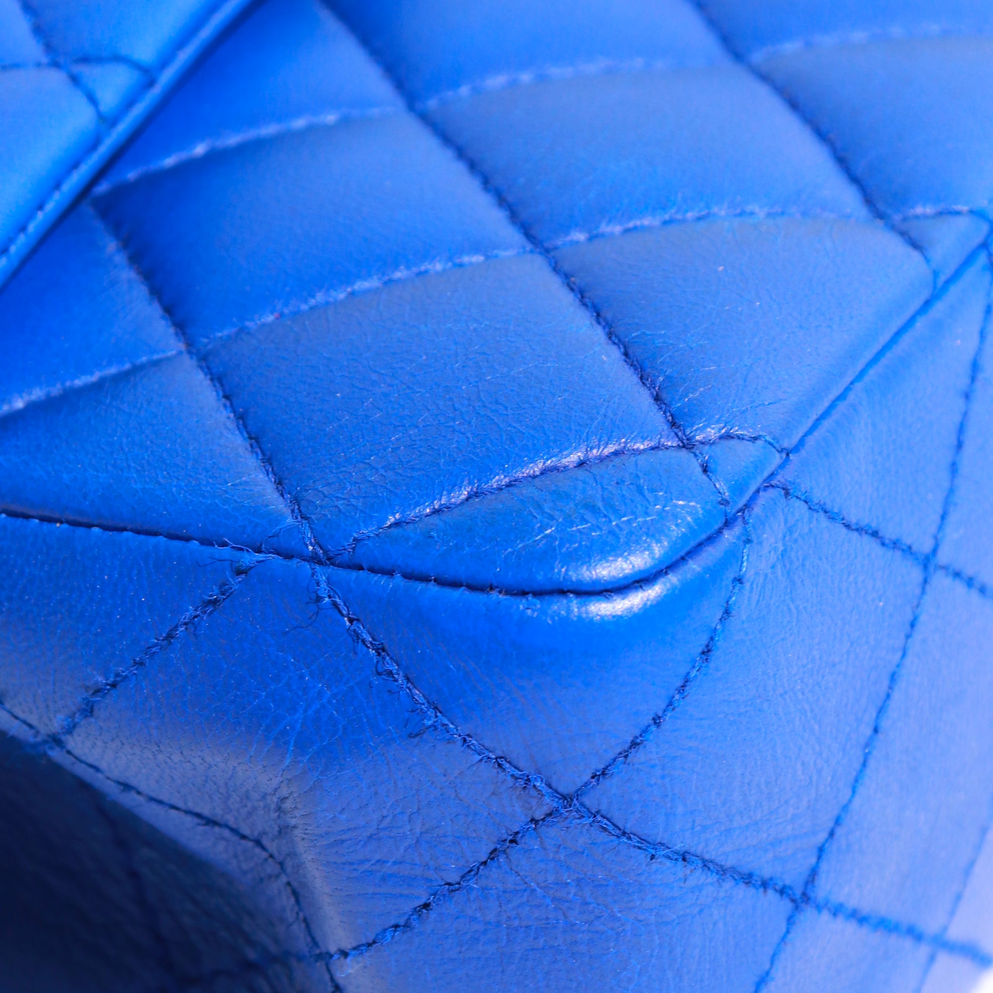 CHANEL - Sac à main Timeless 25 double flap en cuir matelassé bleu électrique