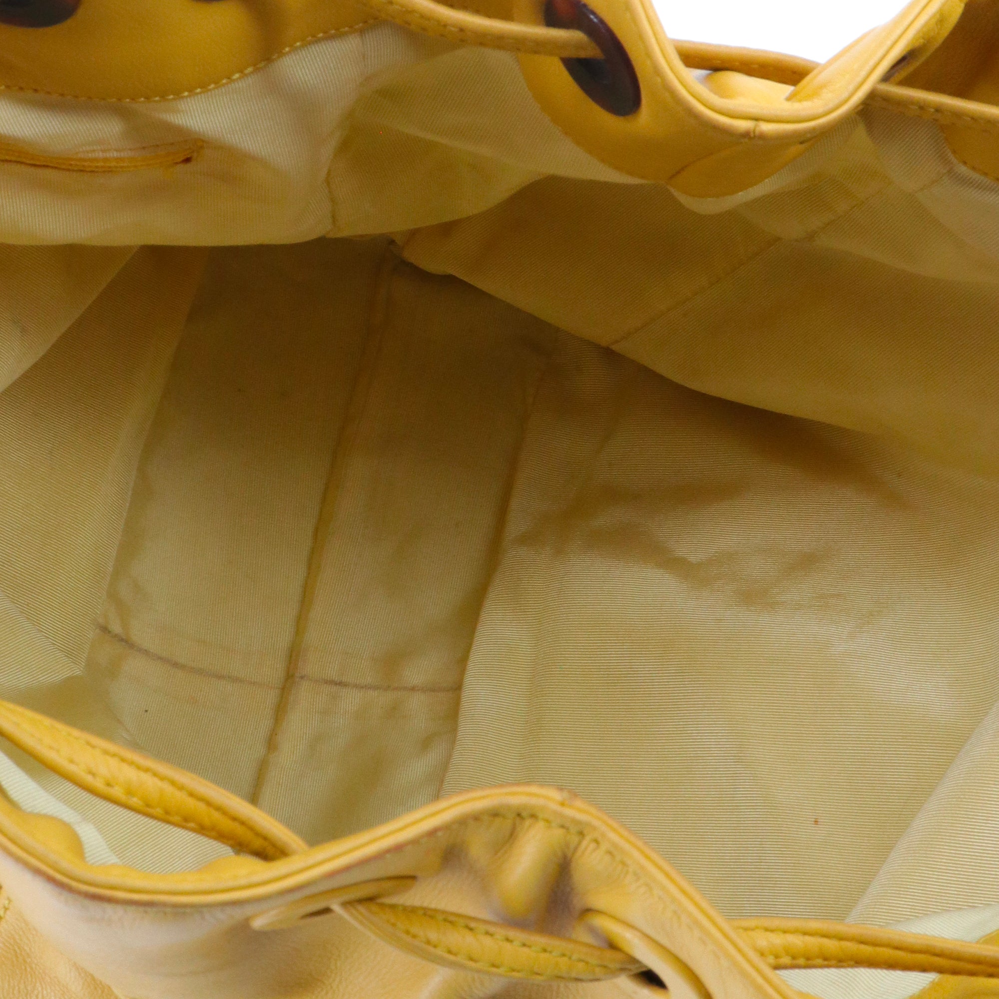 CHANEL - Sac à main Drawstring Ring Handle Chanel en cuir jaune vintage