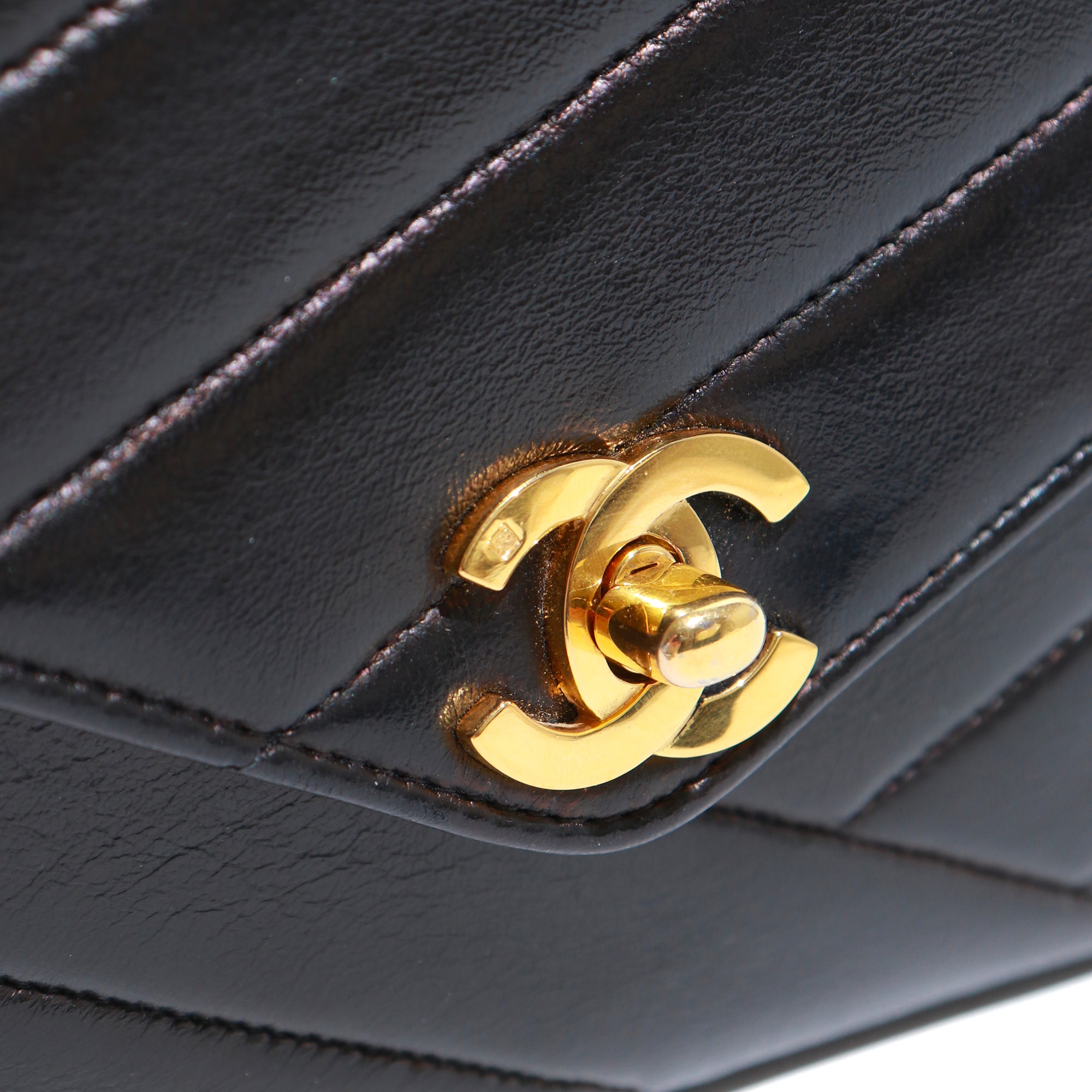 CHANEL - Sac à main Timeless 25 cuir chevrons noir édition limitée