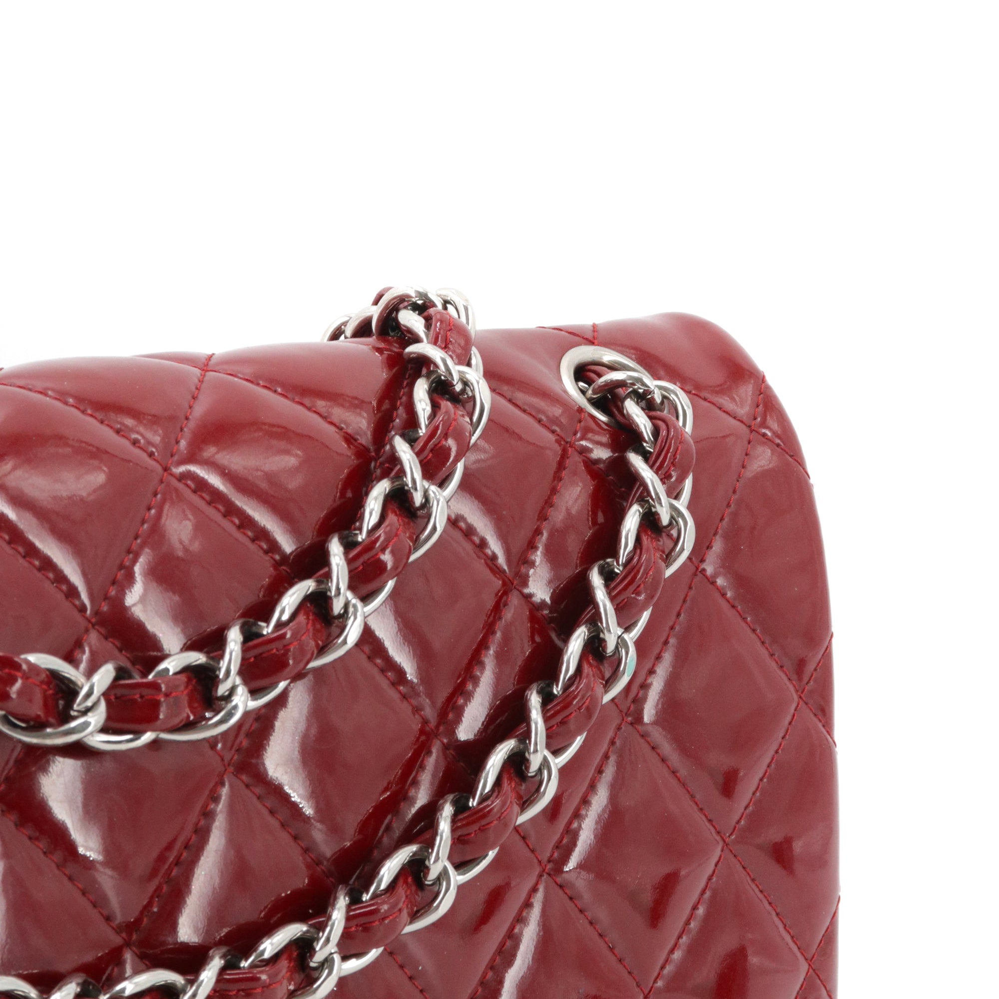 CHANEL - Sac à bandoulière Classique/Timeless Jumbo Chanel en cuir verni bordeaux