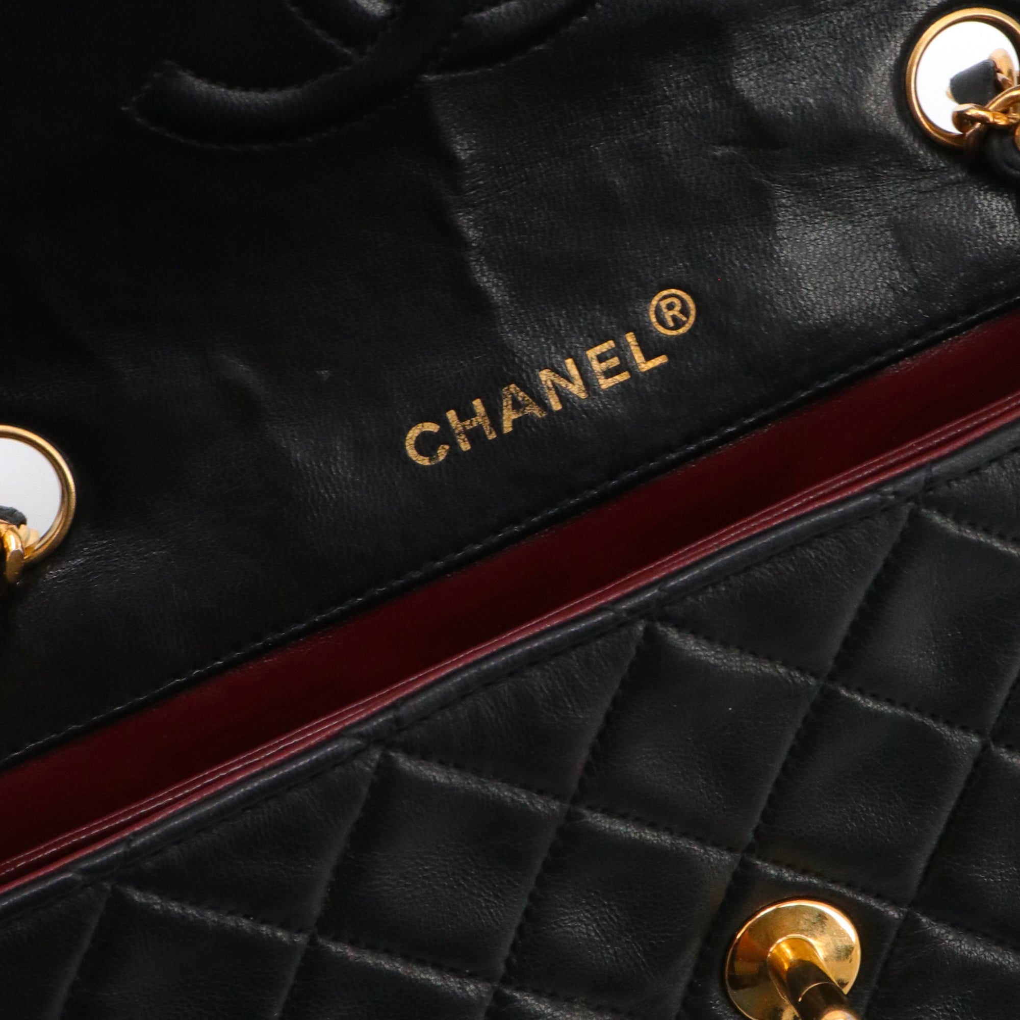 CHANEL - Sac à bandoulière Simple Flap à rabat Chanel en cuir matelassé noir vintage