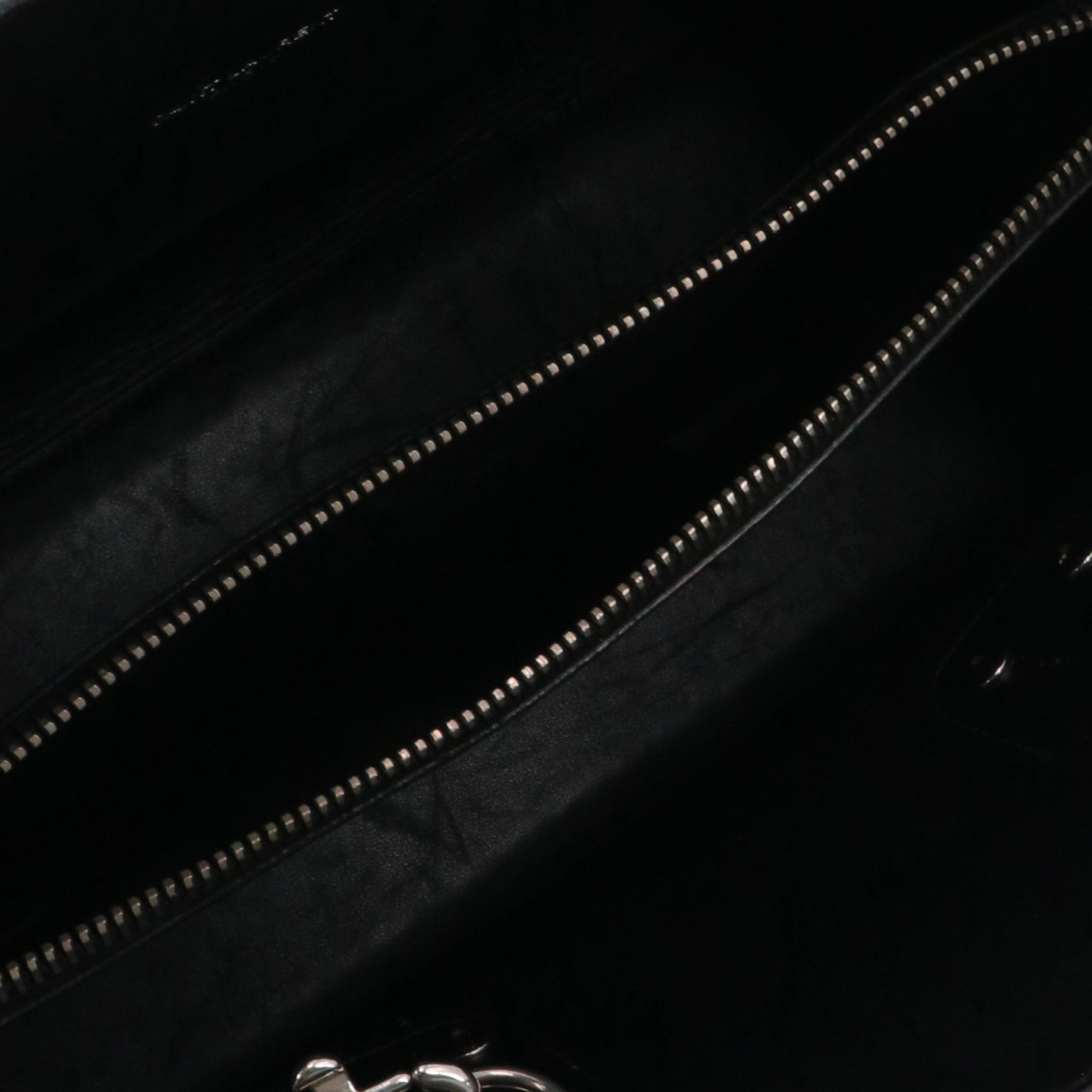 SAINT LAURENT - Sac de jour Saint Laurent médium en cuir grainé noir
