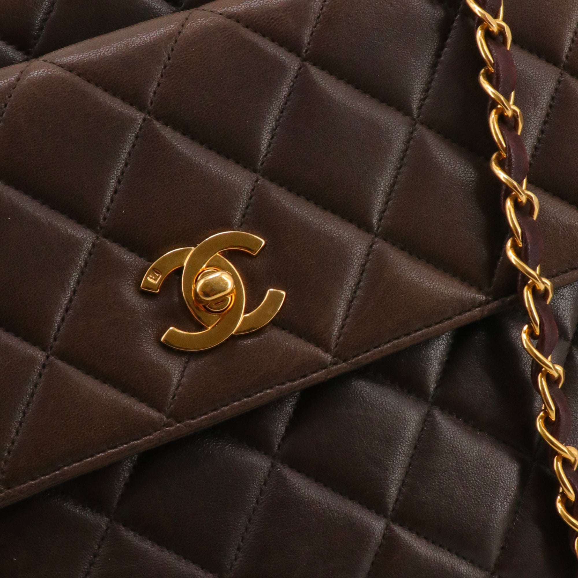 CHANEL - Sac à épaule Caméra Chanel en cuir marron
