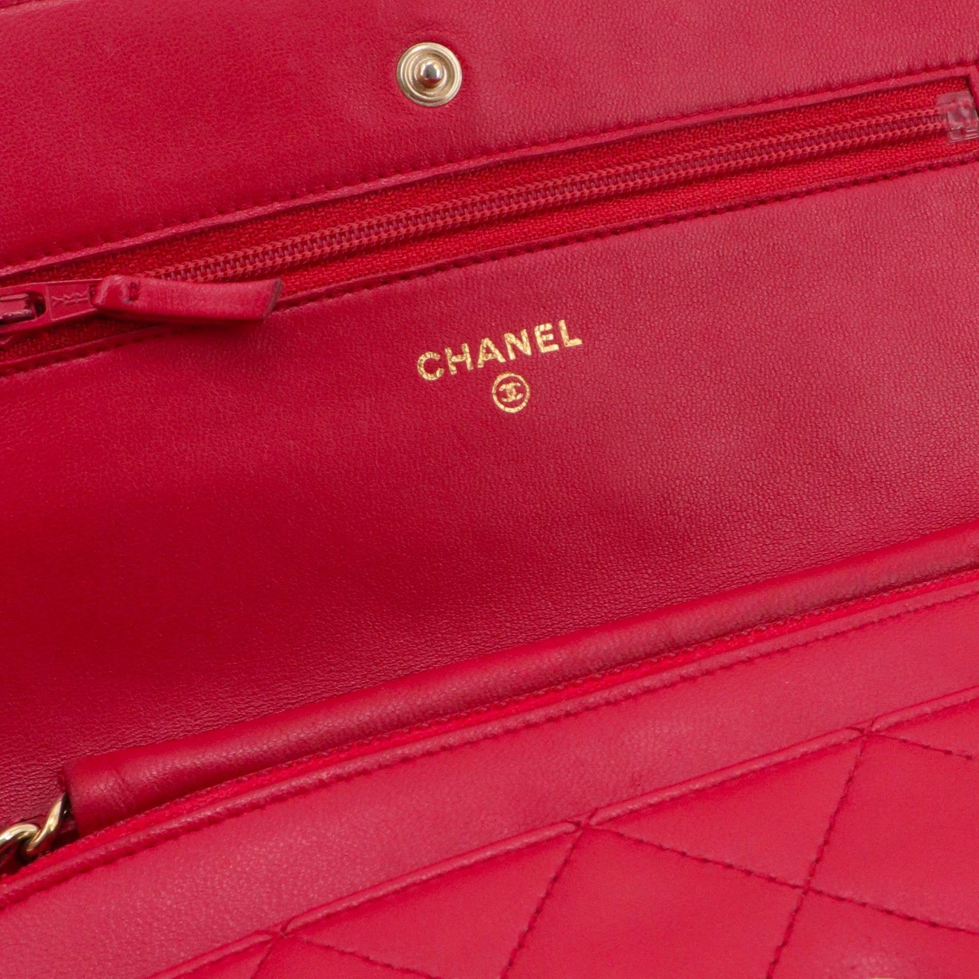 CHANEL - Sac à bandoulière Wallet On Chain Chanel en cuir lisse rouge