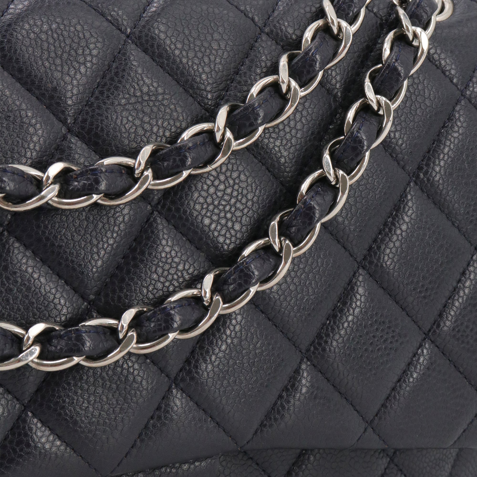 CHANEL - Sac à bandoulière Classique/Timeless Jumbo Chanel en cuir grainé bleu marine