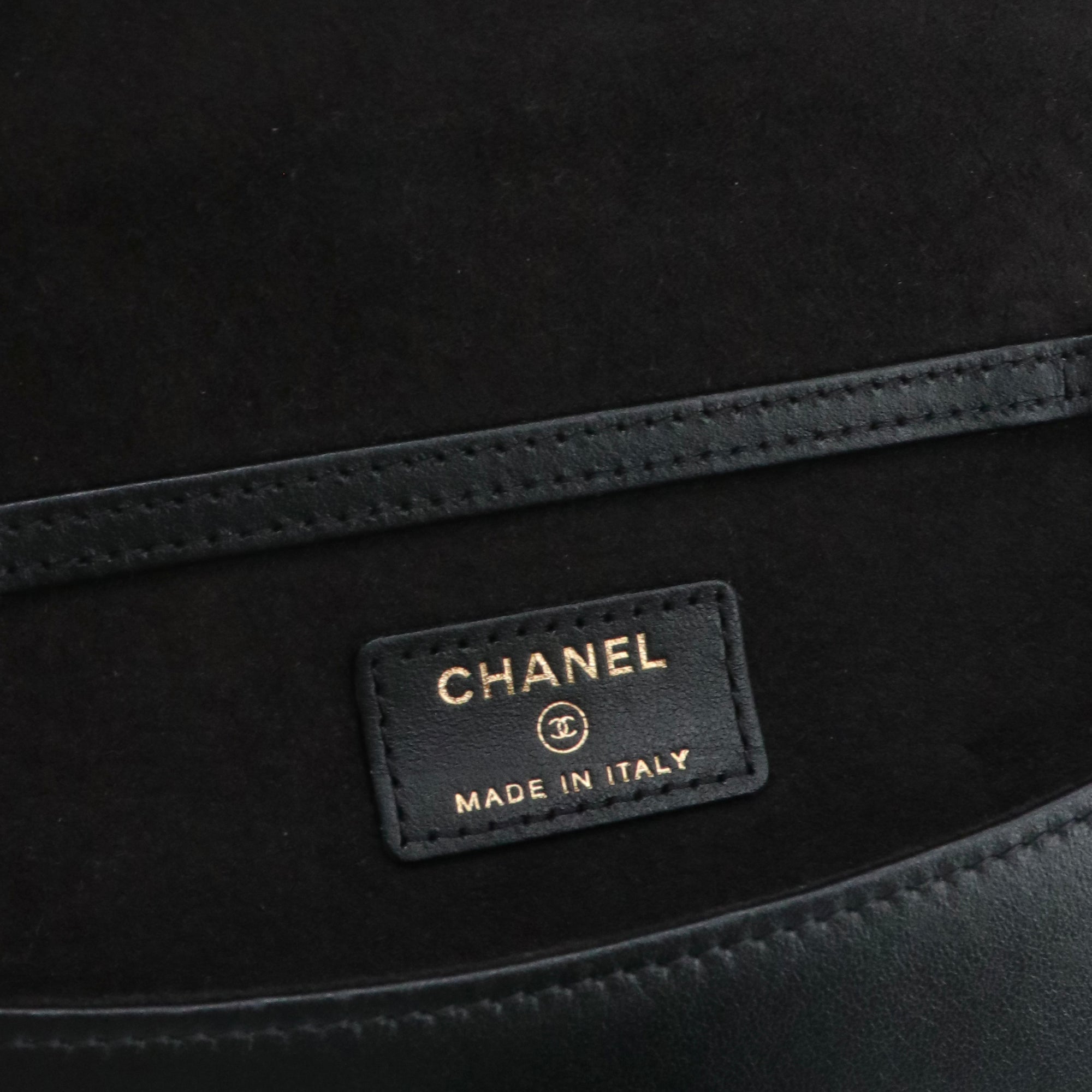 CHANEL - Pochette à bandoulière/Étui à lunette Chanel en cuir caviar noir