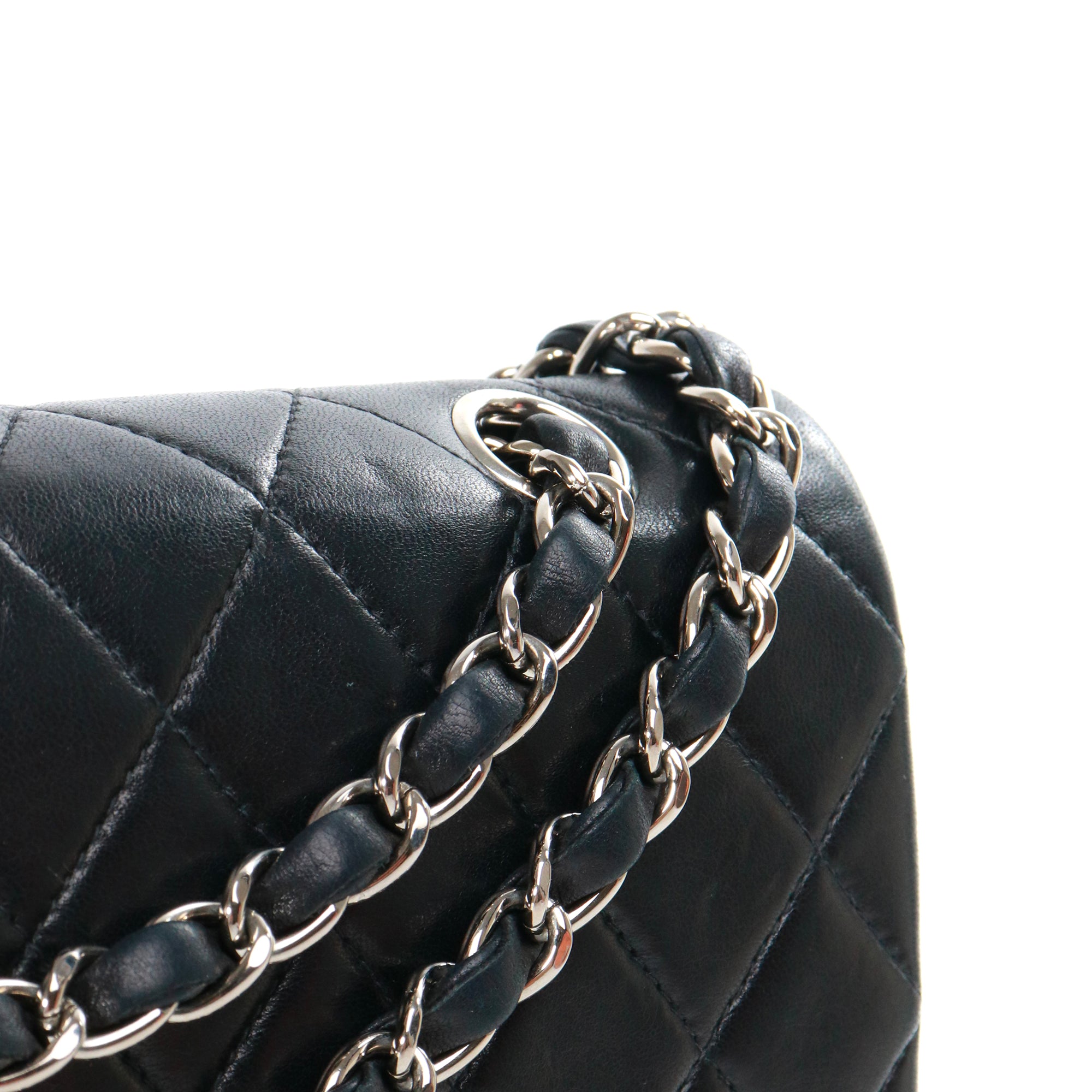 CHANEL - Sac à main Timeless 25 double flap Chanel en cuir matelassé noir