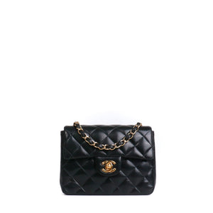 CHANEL - Sac à bandoulière Timeless Mini Square Chanel en cuir noir vintage