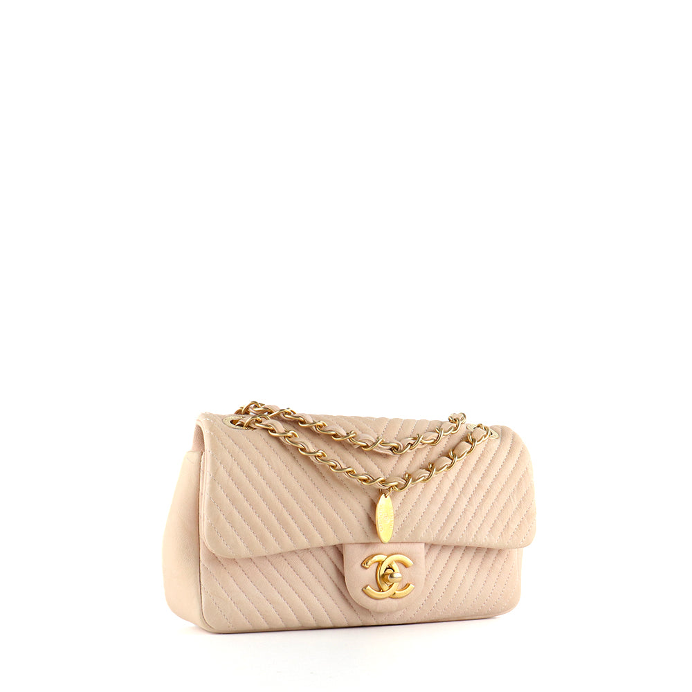 CHANEL - Sac à main Timeless 23 en cuir chevrons beige