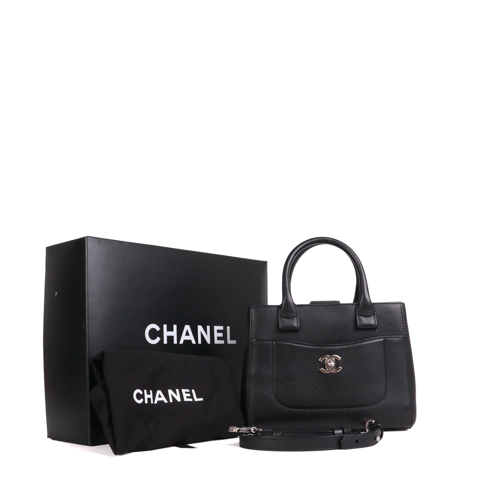 CHANEL - Sac à bandoulière Néo Executive Chanel en cuir grainé noir