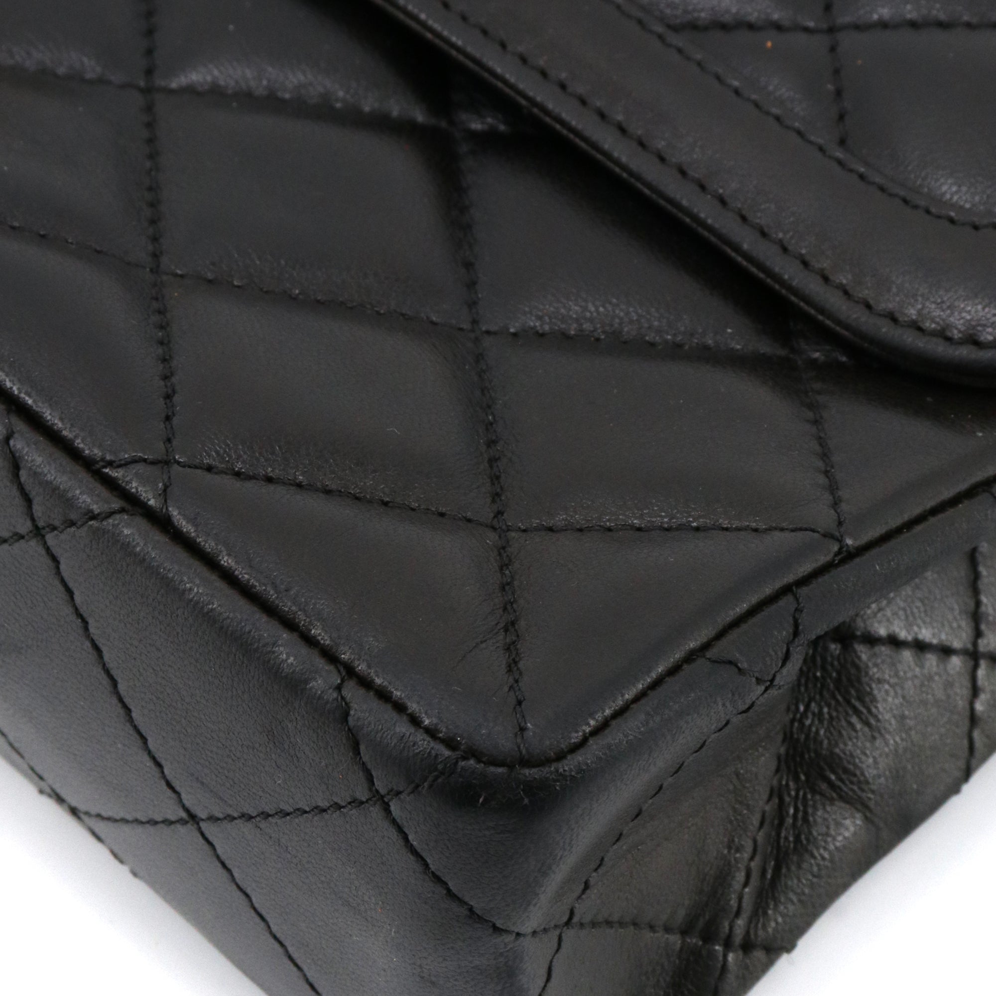 CHANEL - Sac à main Paris Double Flap Chanel en cuir matelassé noir vintage