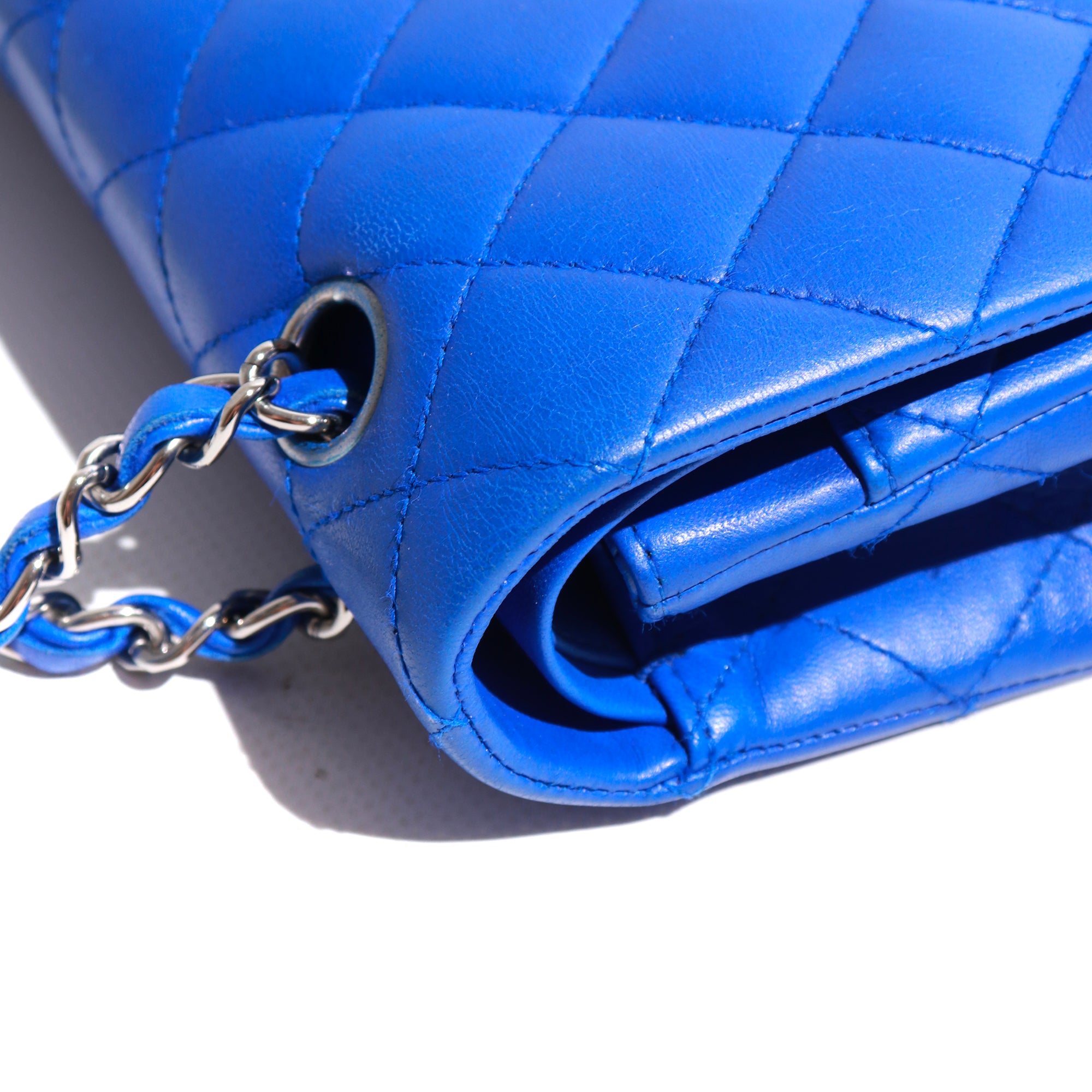 CHANEL - Sac à main Timeless 25 double flap en cuir matelassé bleu électrique