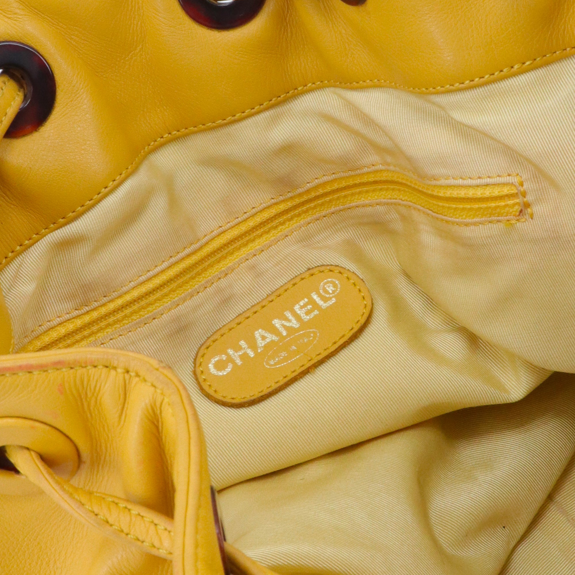 CHANEL - Sac à main Drawstring Ring Handle Chanel en cuir jaune vintage