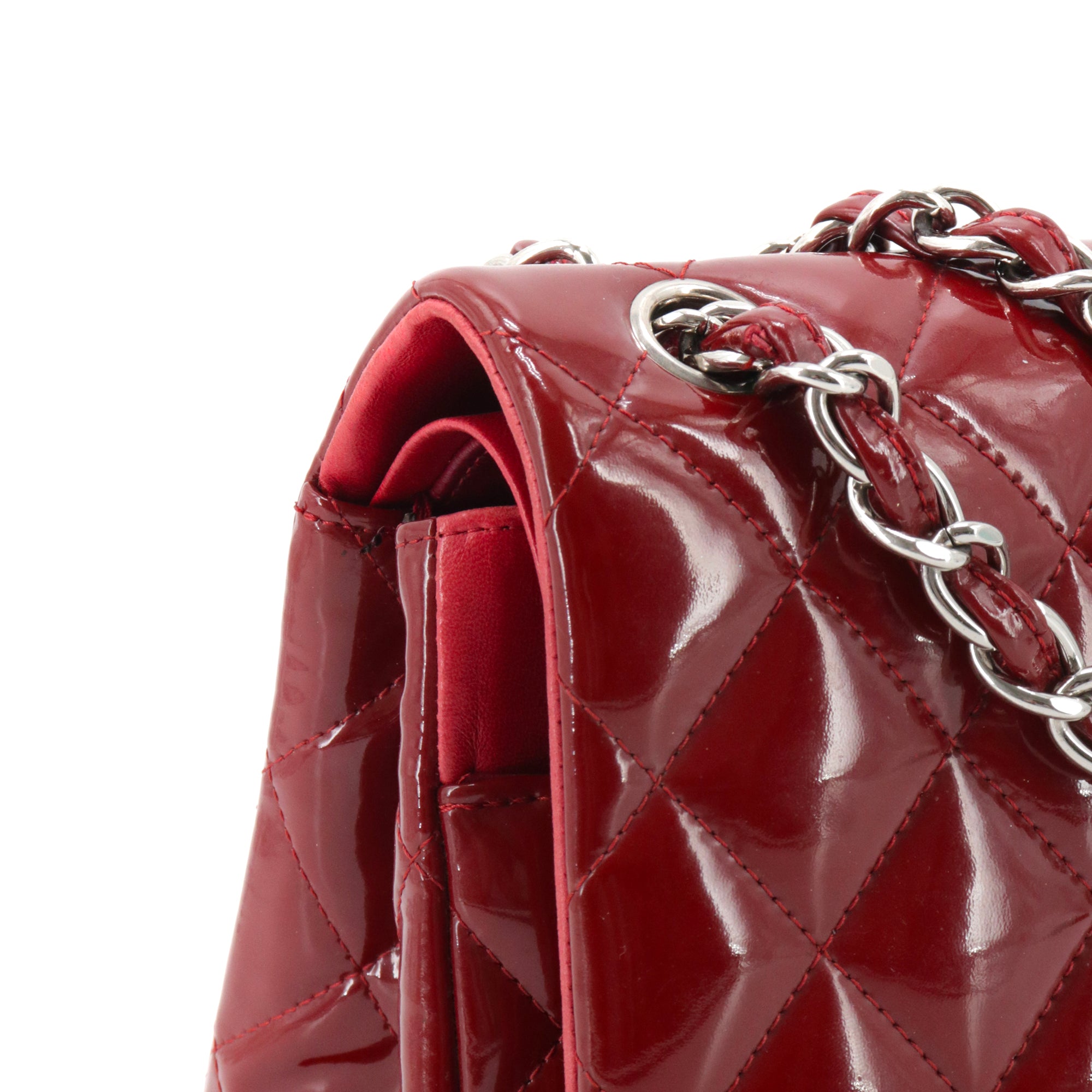 CHANEL - Sac à bandoulière Classique/Timeless Jumbo Chanel en cuir verni bordeaux