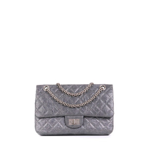 CHANEL - Sac à bandoulière 2.55 Chanel small en cuir froissé gris vintage