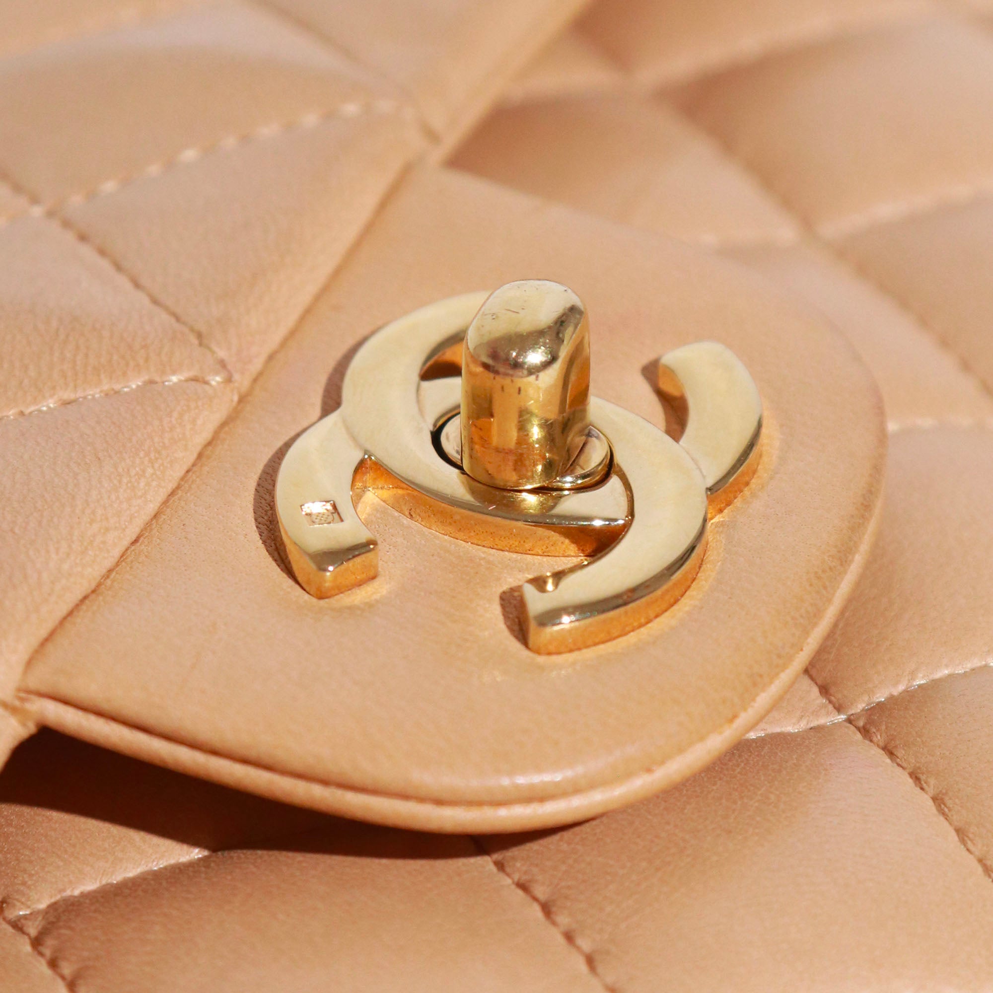 CHANEL - Sac à main Timeless 25 double flap en cuir matelassé beige