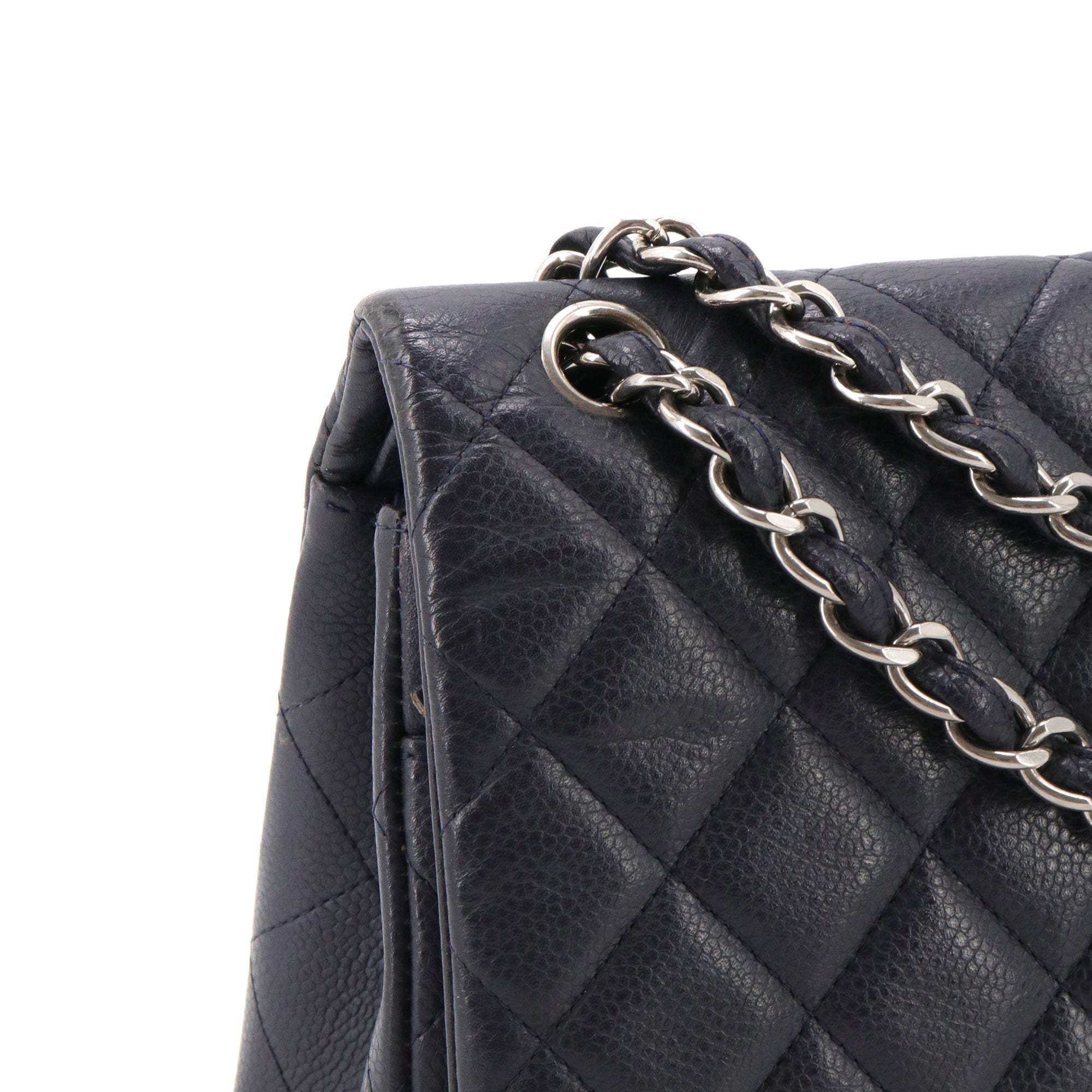 CHANEL - Sac à bandoulière Classique/Timeless Jumbo Chanel en cuir grainé bleu marine