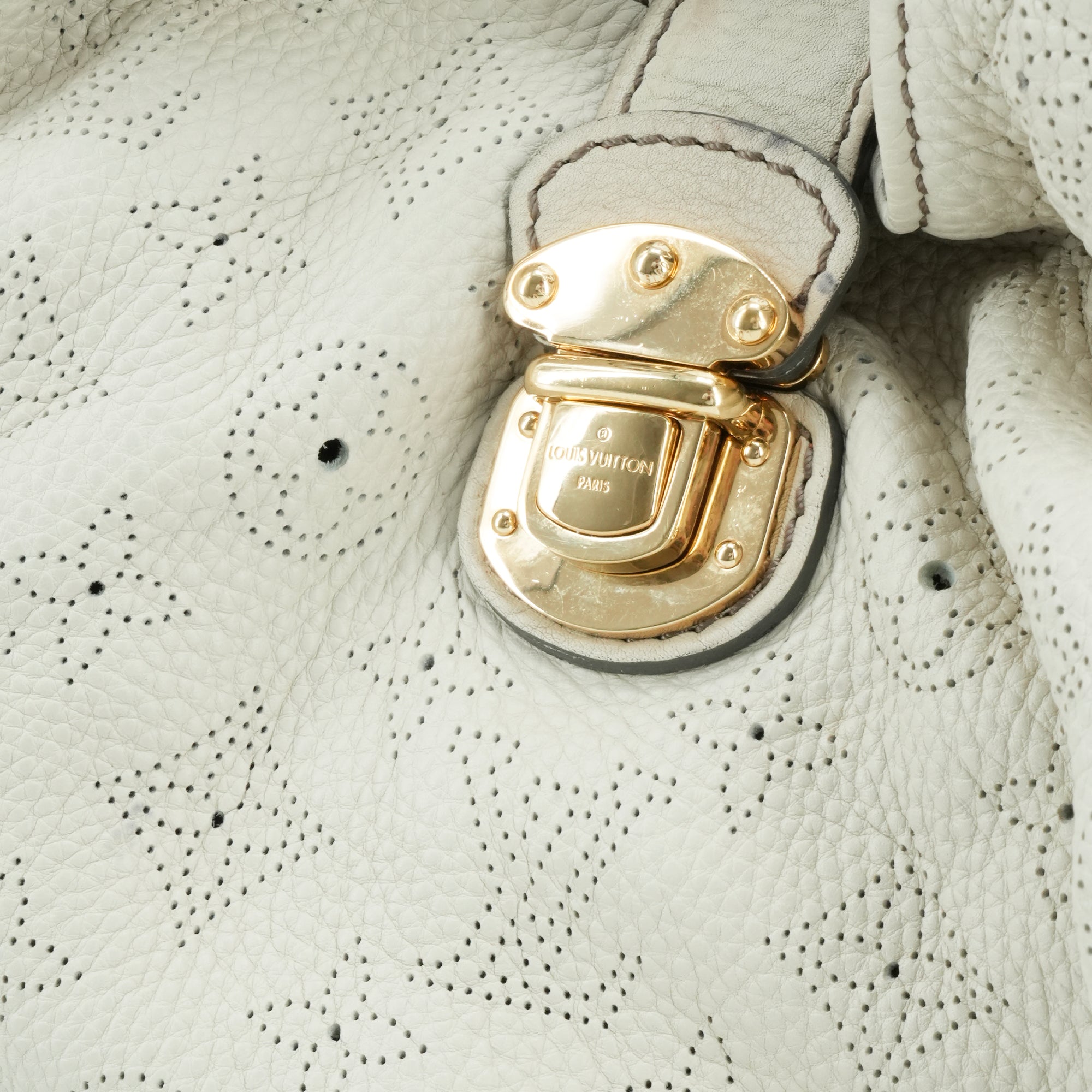 LOUIS VUITTON - Sac cabas Mahina Louis Vuitton en cuir grainé beige vintage