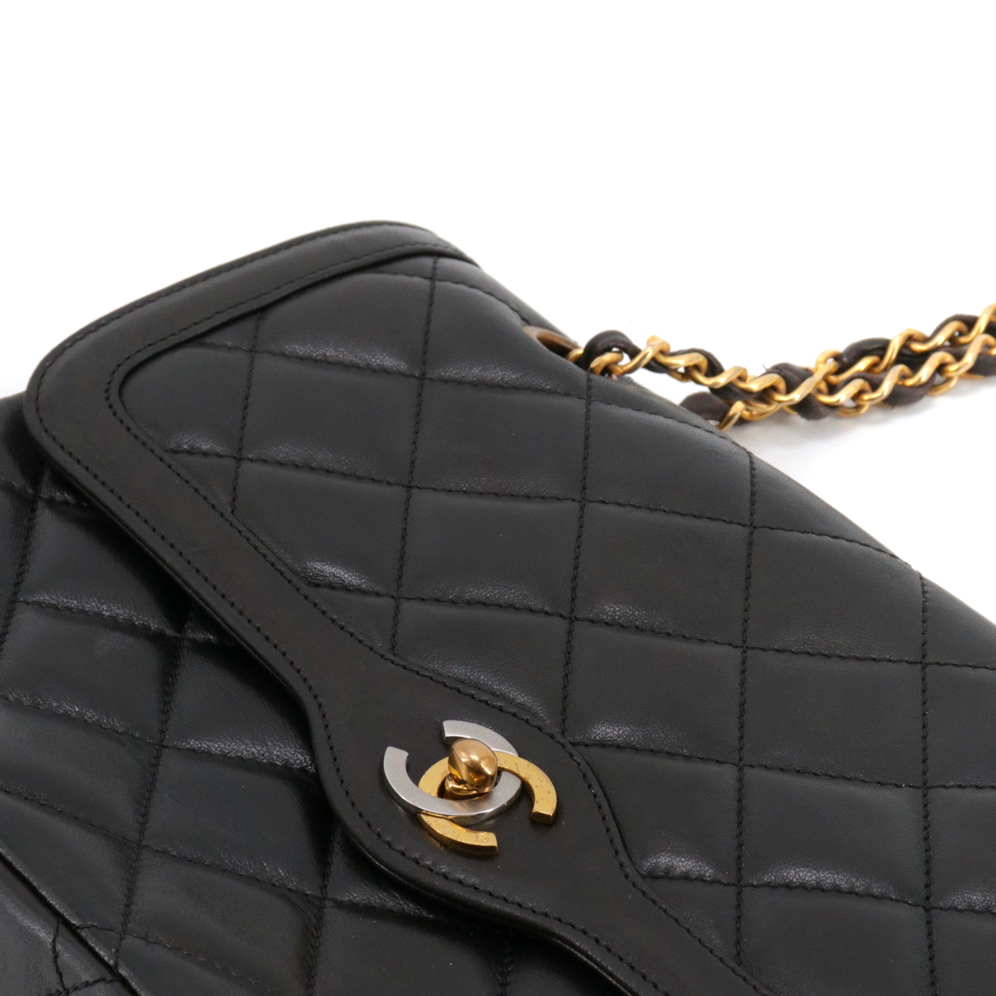 CHANEL - Sac à main Paris Double Flap Chanel en cuir matelassé noir vintage