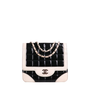 CHANEL - Sac à bandoulière Chocolate Bar Chanel en cuir verni bicolore vintage