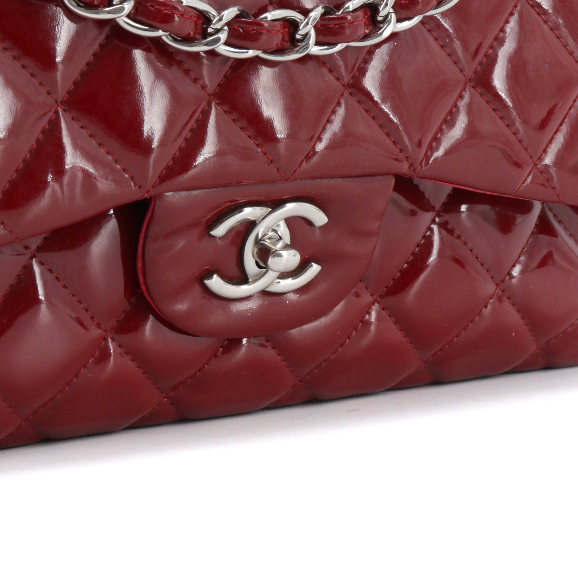 CHANEL - Sac à bandoulière Classique/Timeless Jumbo Chanel en cuir verni bordeaux