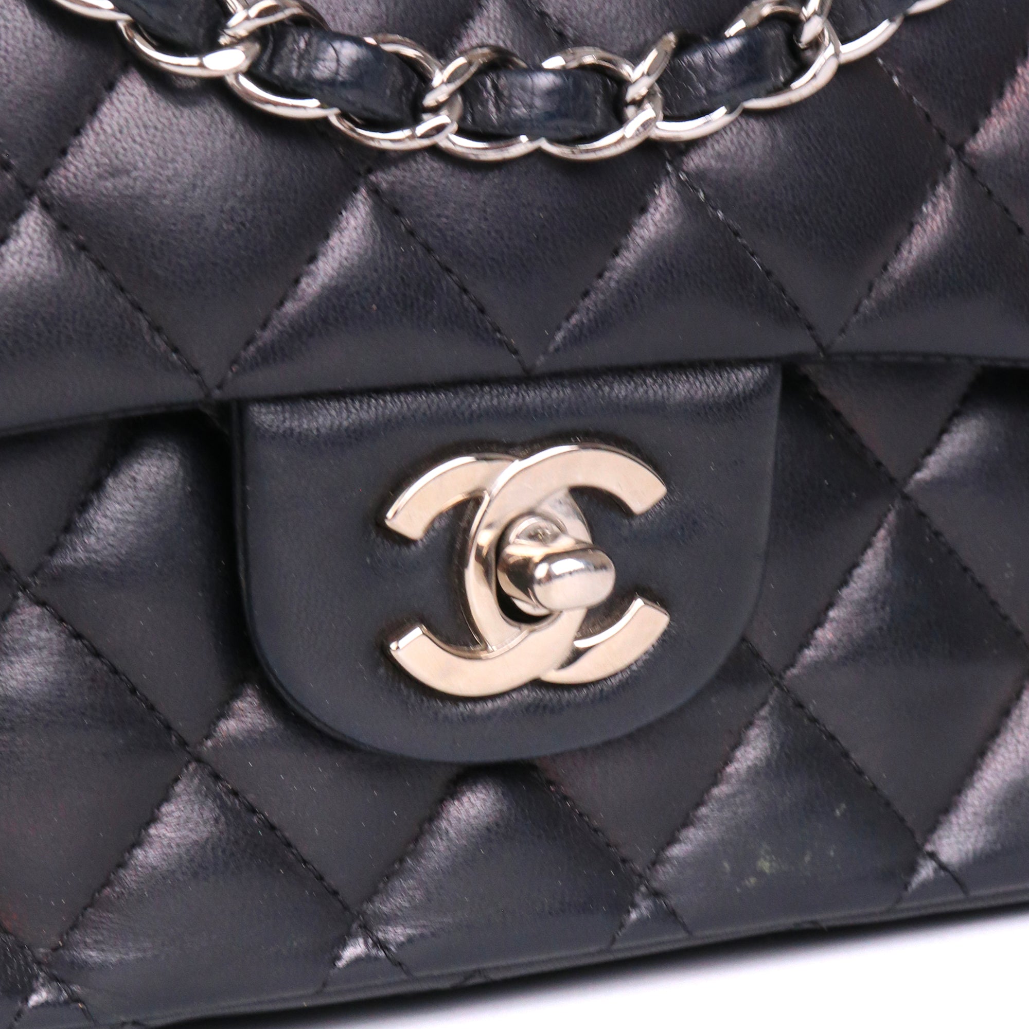 CHANEL - Sac à bandoulière Timeless/Classique Chanel en cuir d'agneau noir