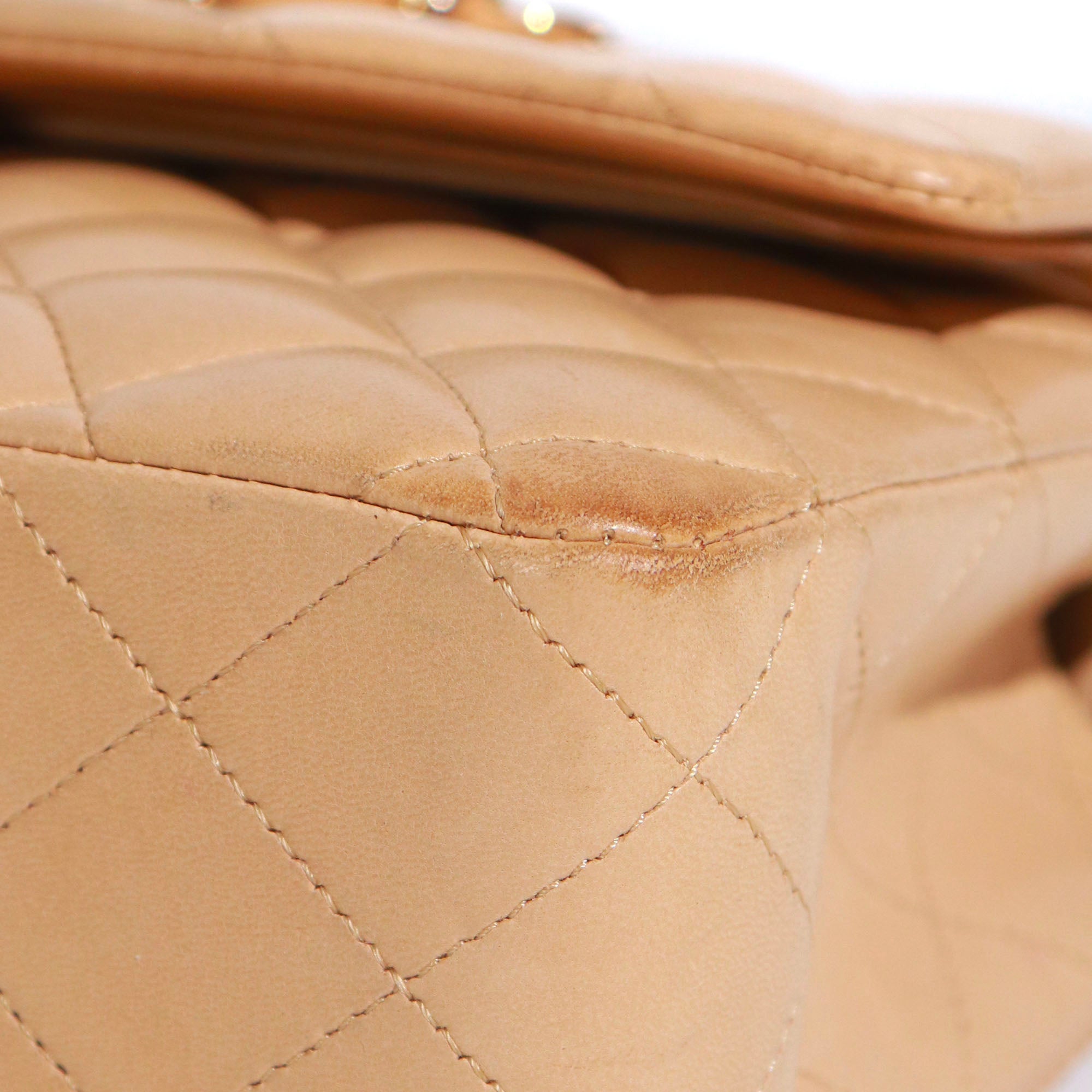 CHANEL - Sac à main Timeless 25 double flap en cuir matelassé beige