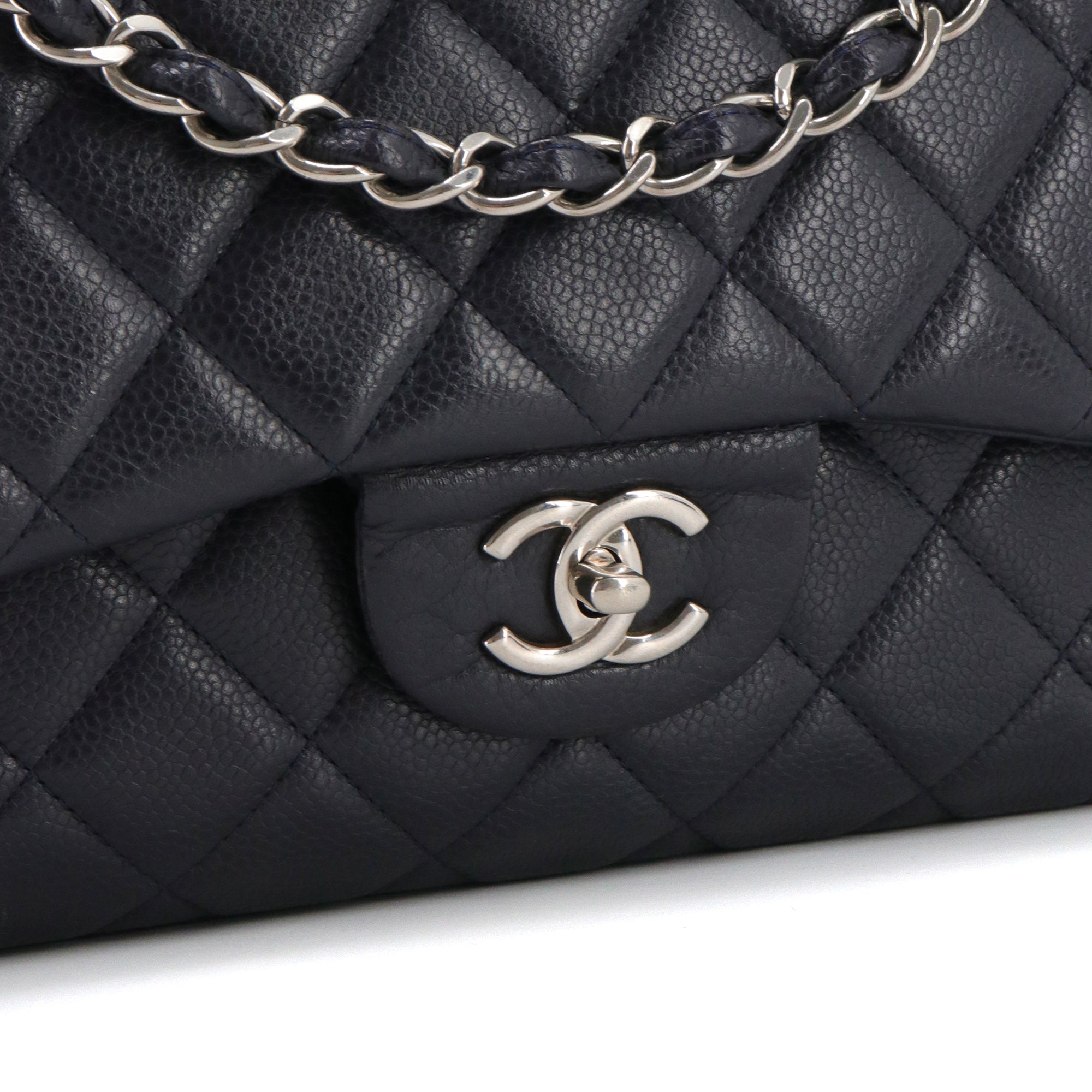 CHANEL - Sac à bandoulière Classique/Timeless Jumbo Chanel en cuir grainé bleu marine