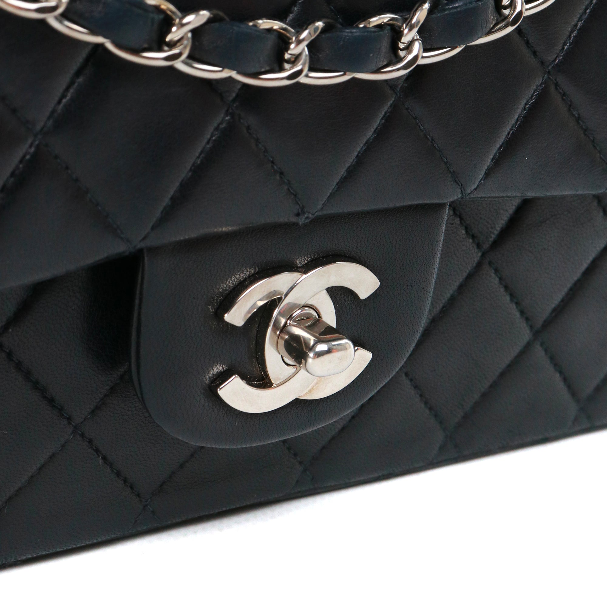 CHANEL - Sac à main Timeless 25 double flap Chanel en cuir matelassé noir