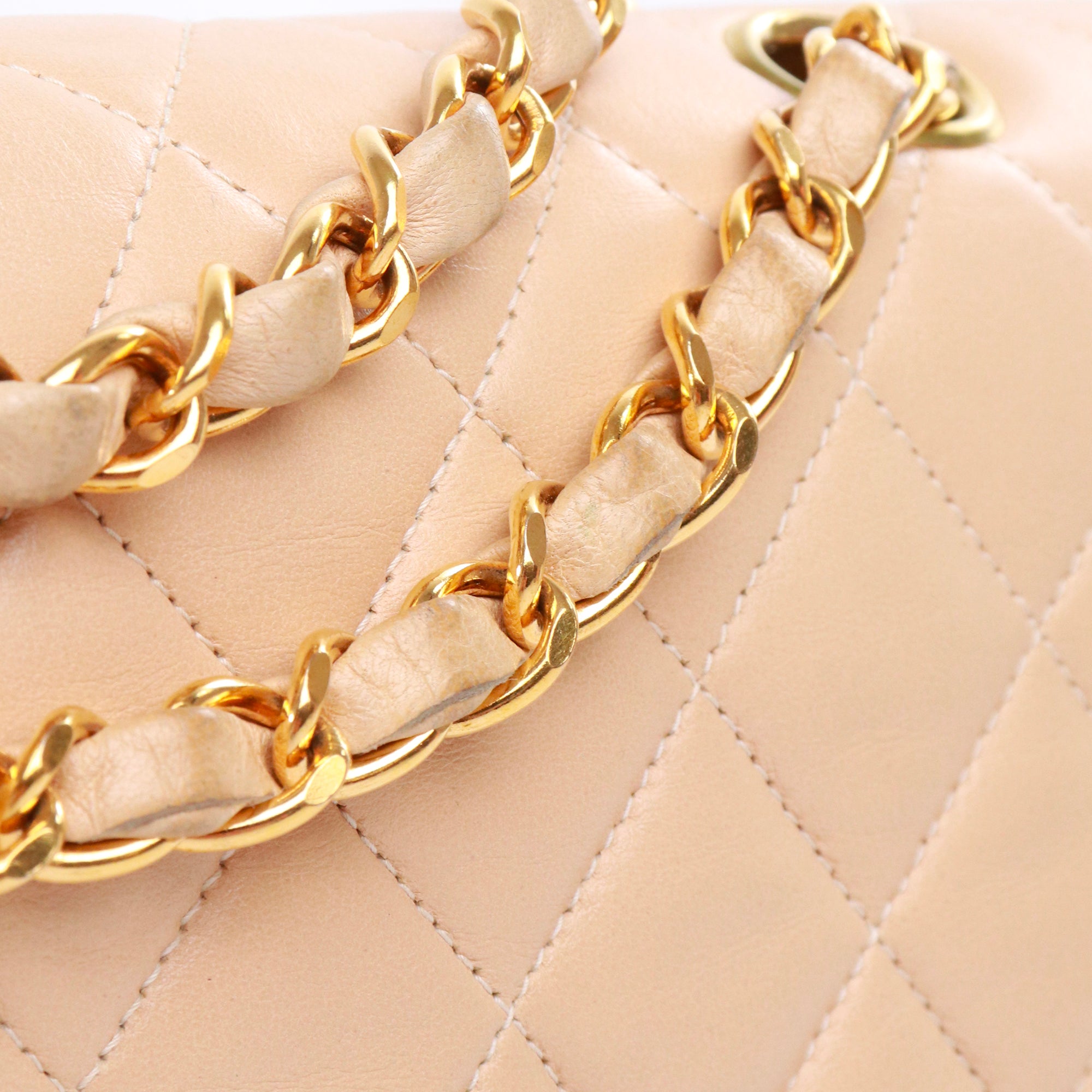 CHANEL - Sac à main Timeless 25 double flap Chanel en cuir matelassé beige vintage