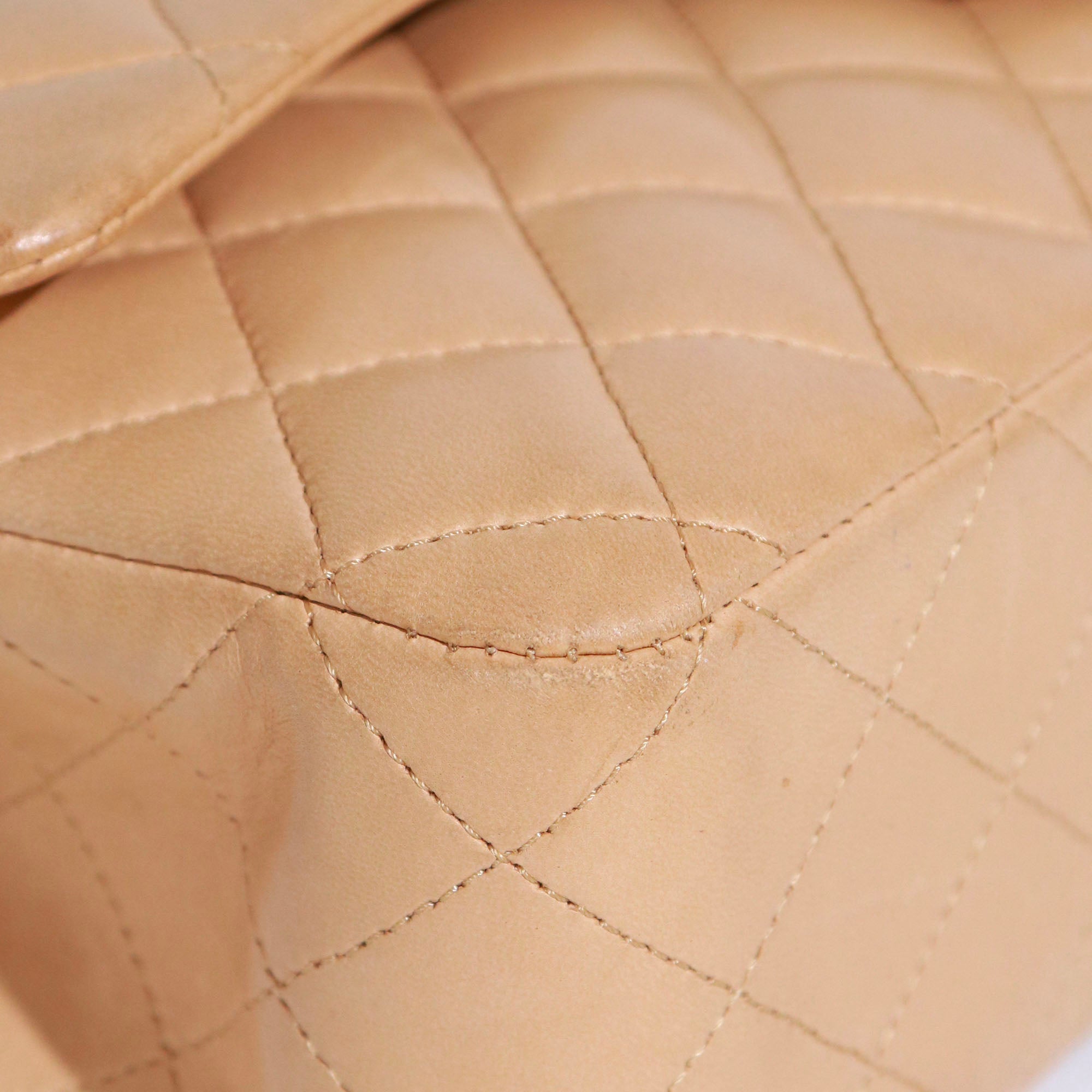 CHANEL - Sac à main Timeless 25 double flap en cuir matelassé beige